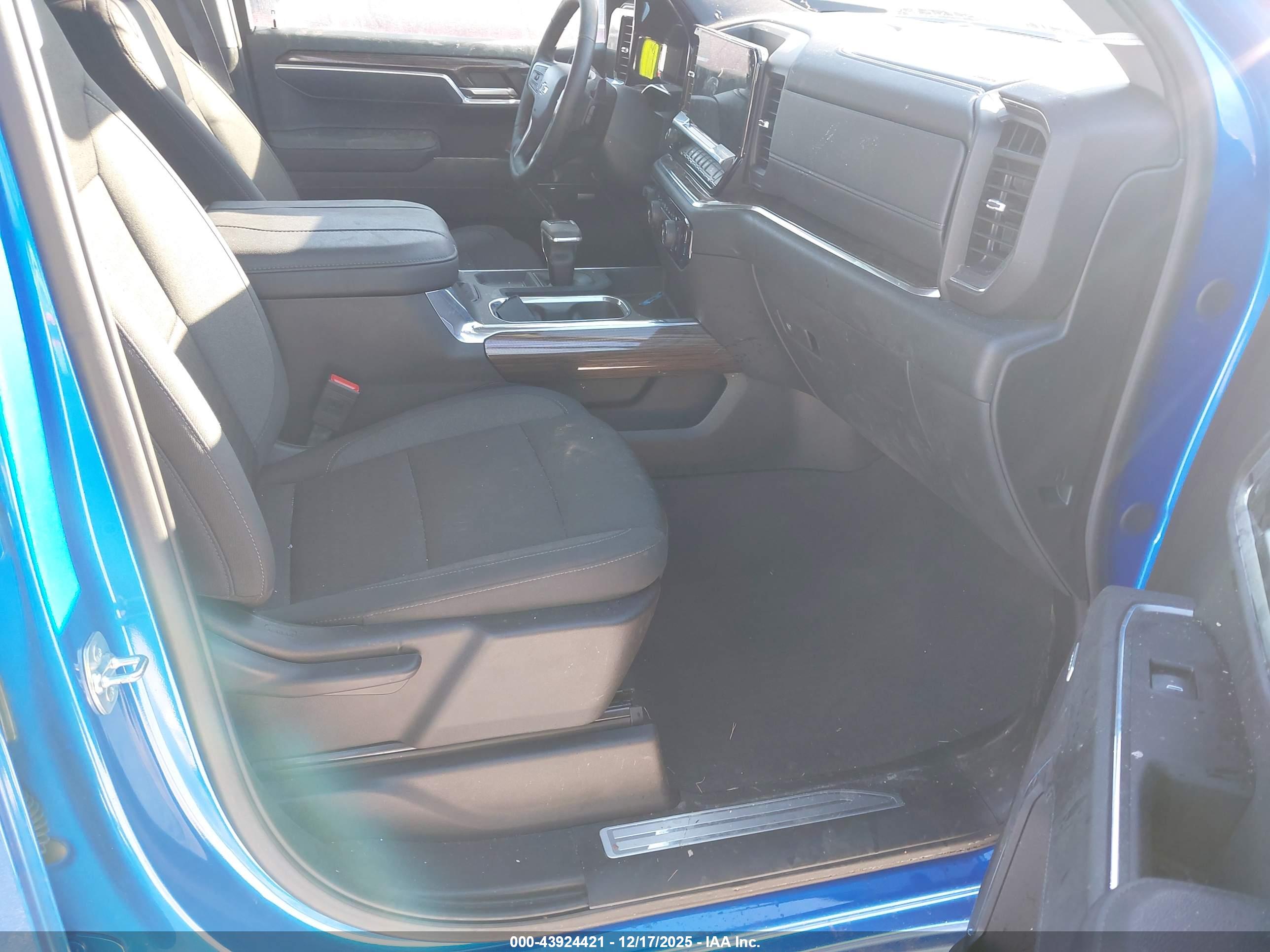 CHEVROLET SILVERADO image 5