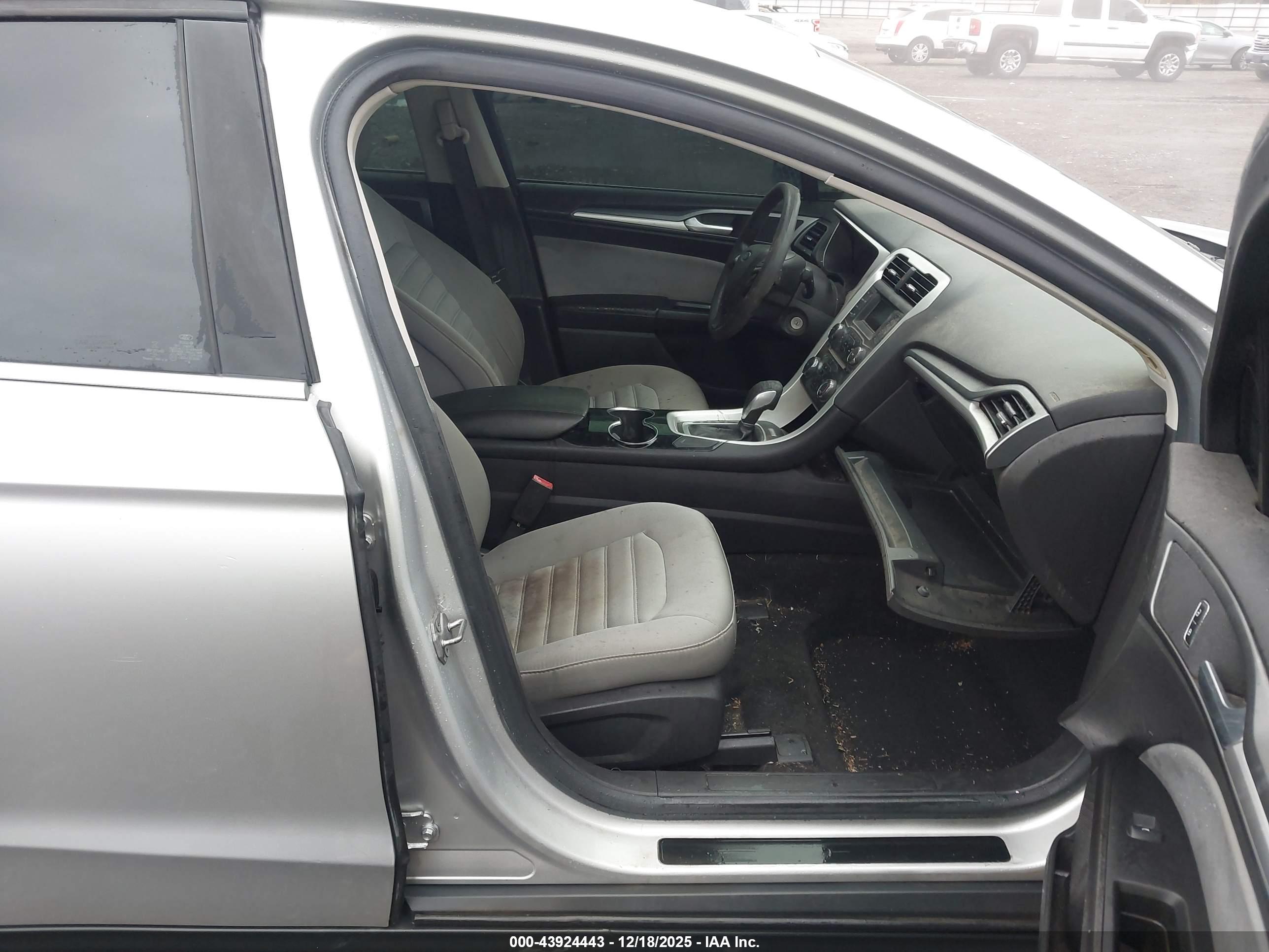 FORD FUSION image 5