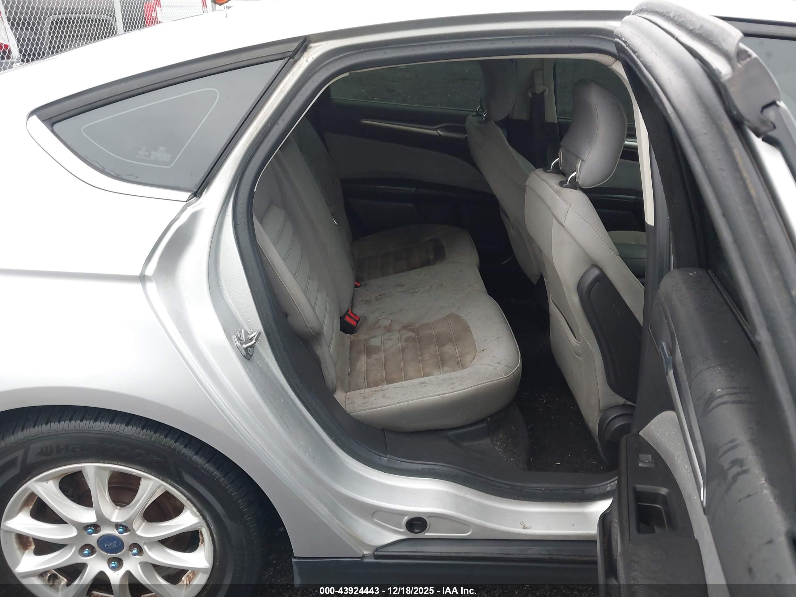 FORD FUSION image 8