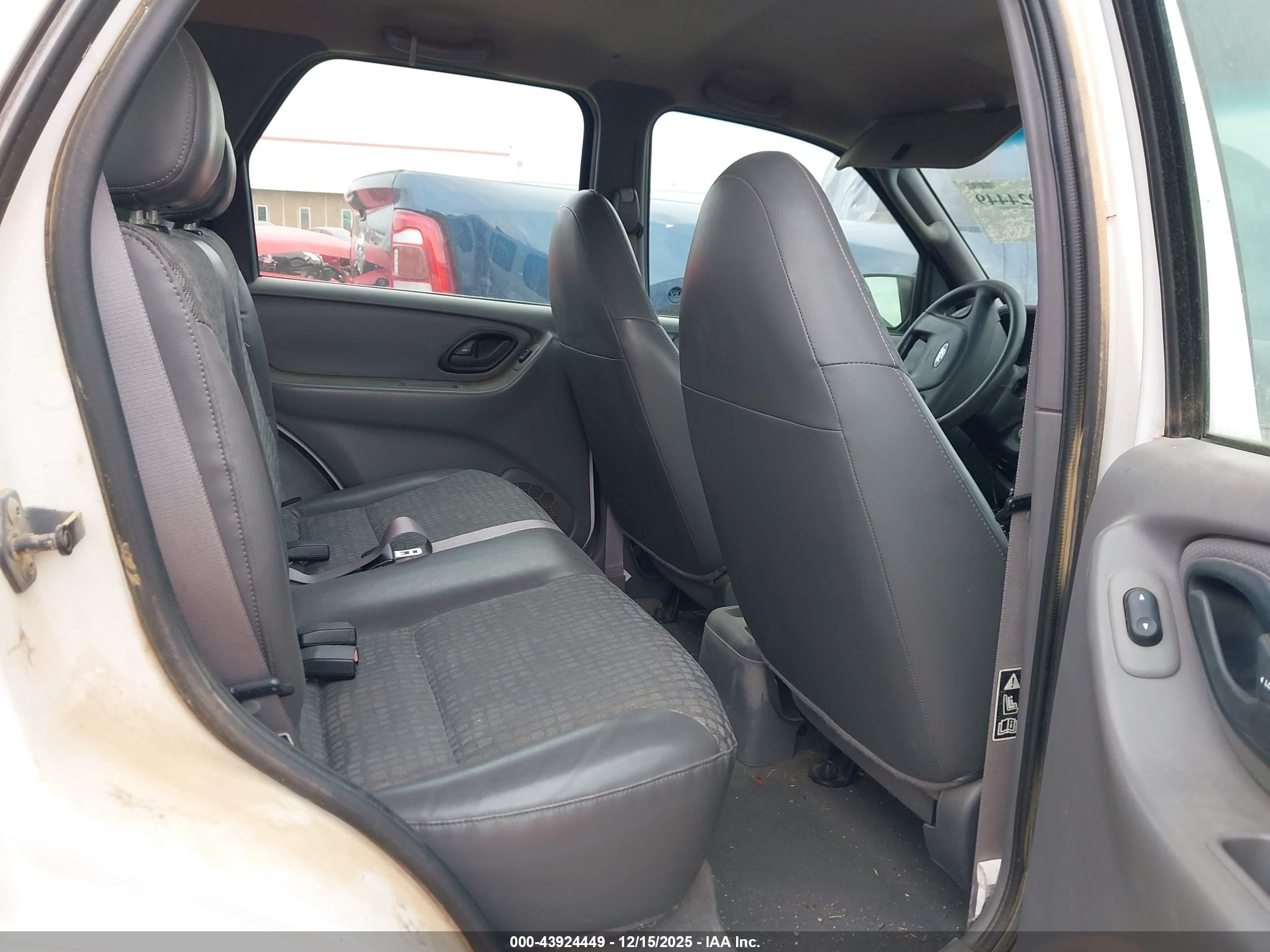 FORD ESCAPE image 8
