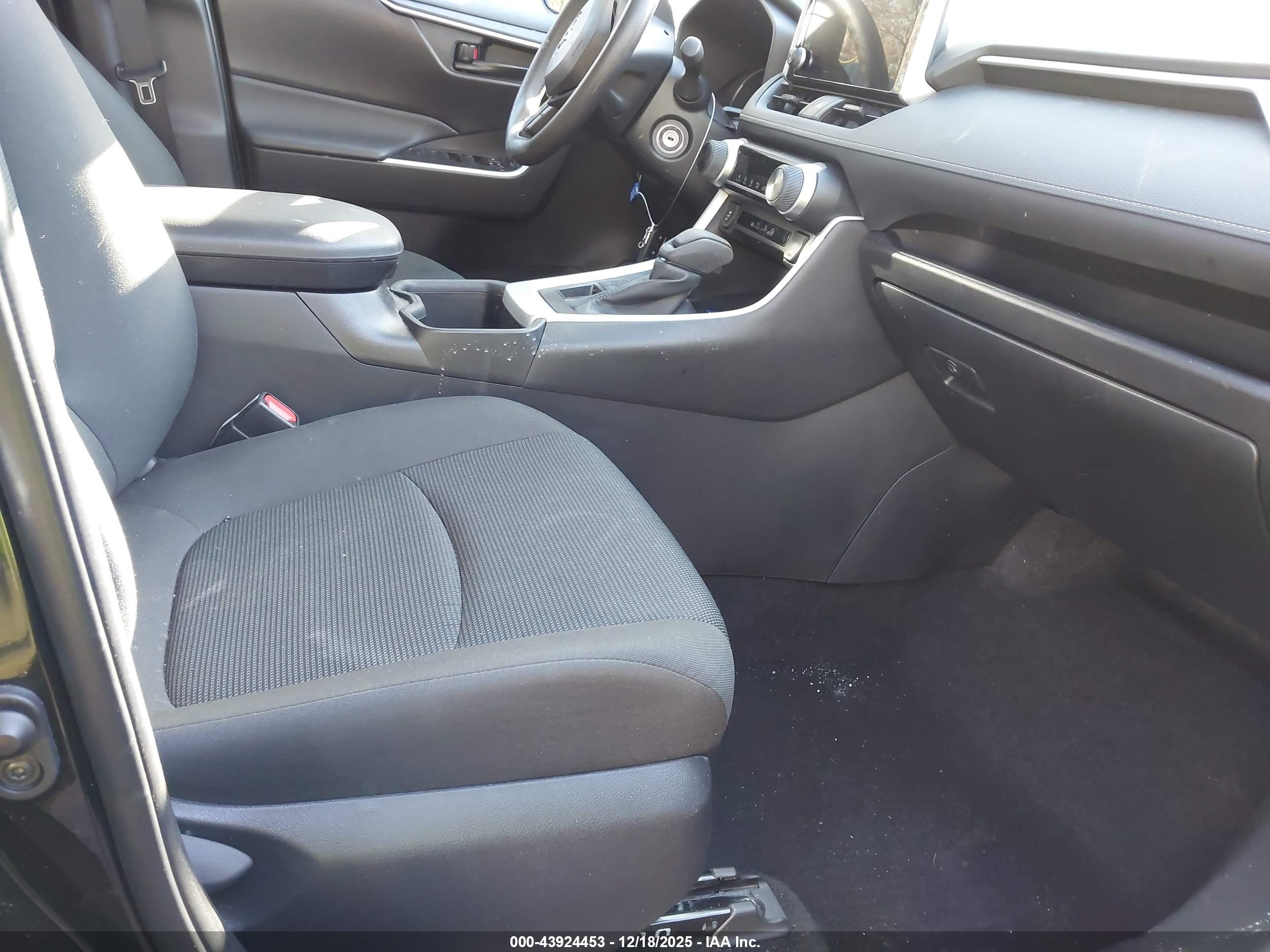 TOYOTA RAV4 image 5