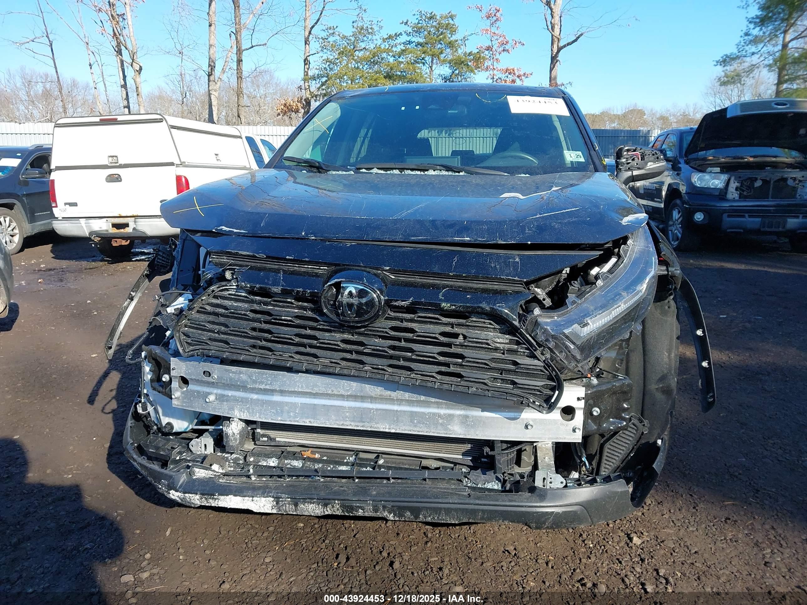 TOYOTA RAV4 image 6