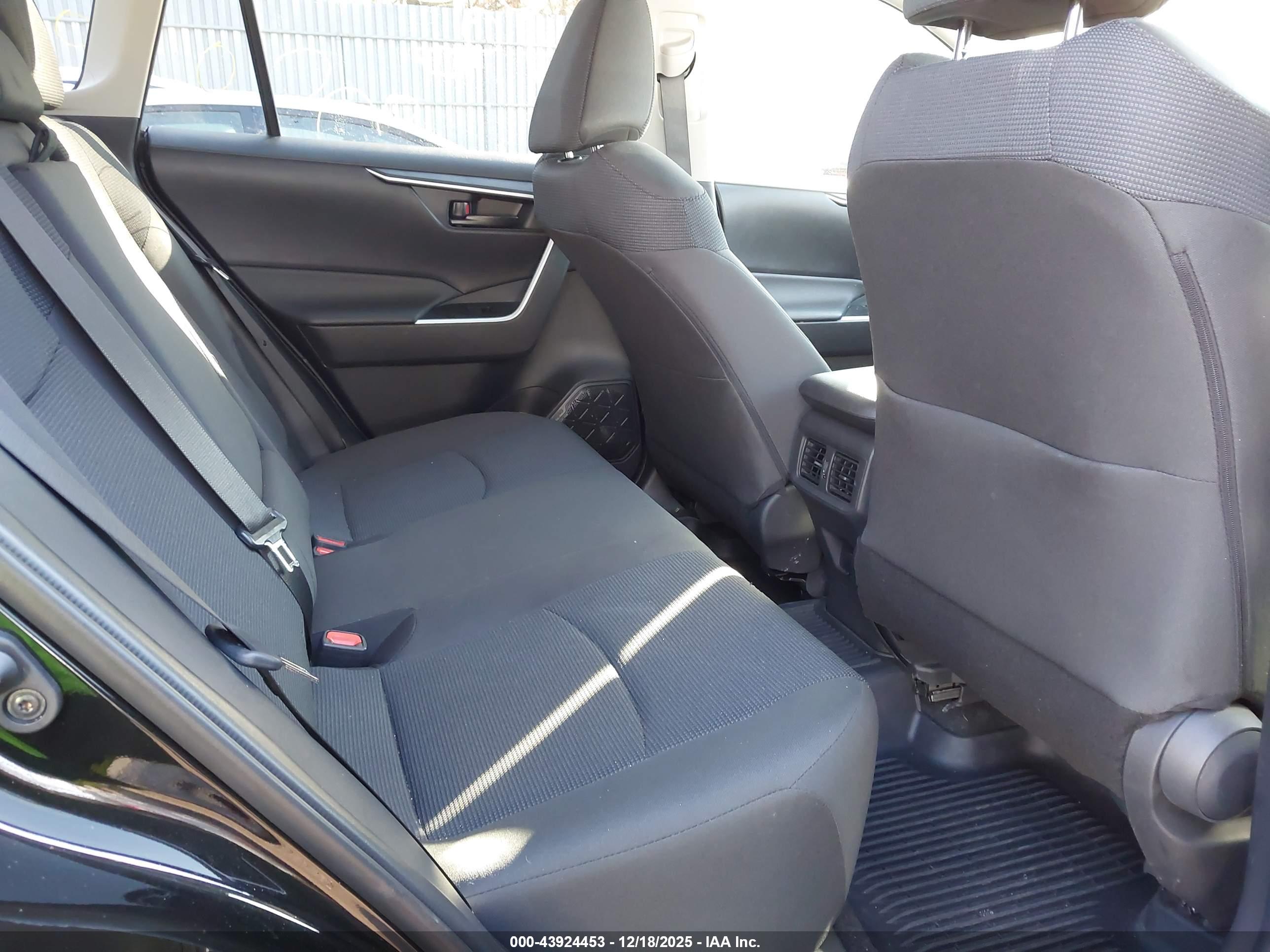 TOYOTA RAV4 image 8