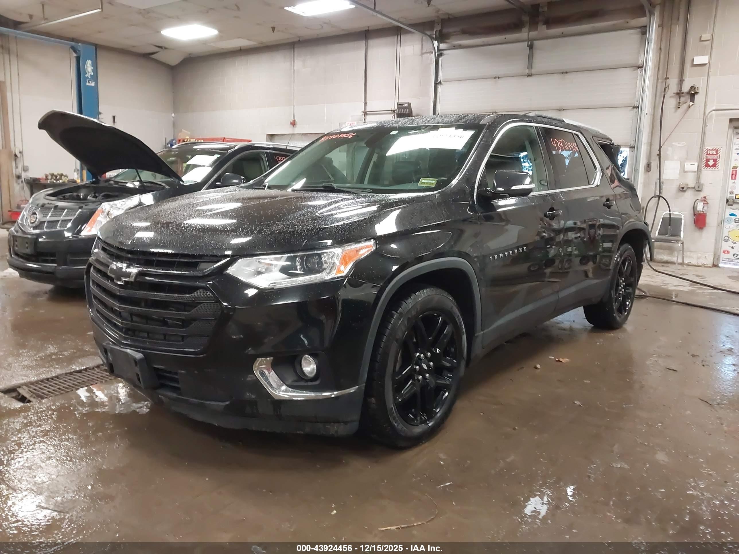 CHEVROLET TRAVERSE image 2