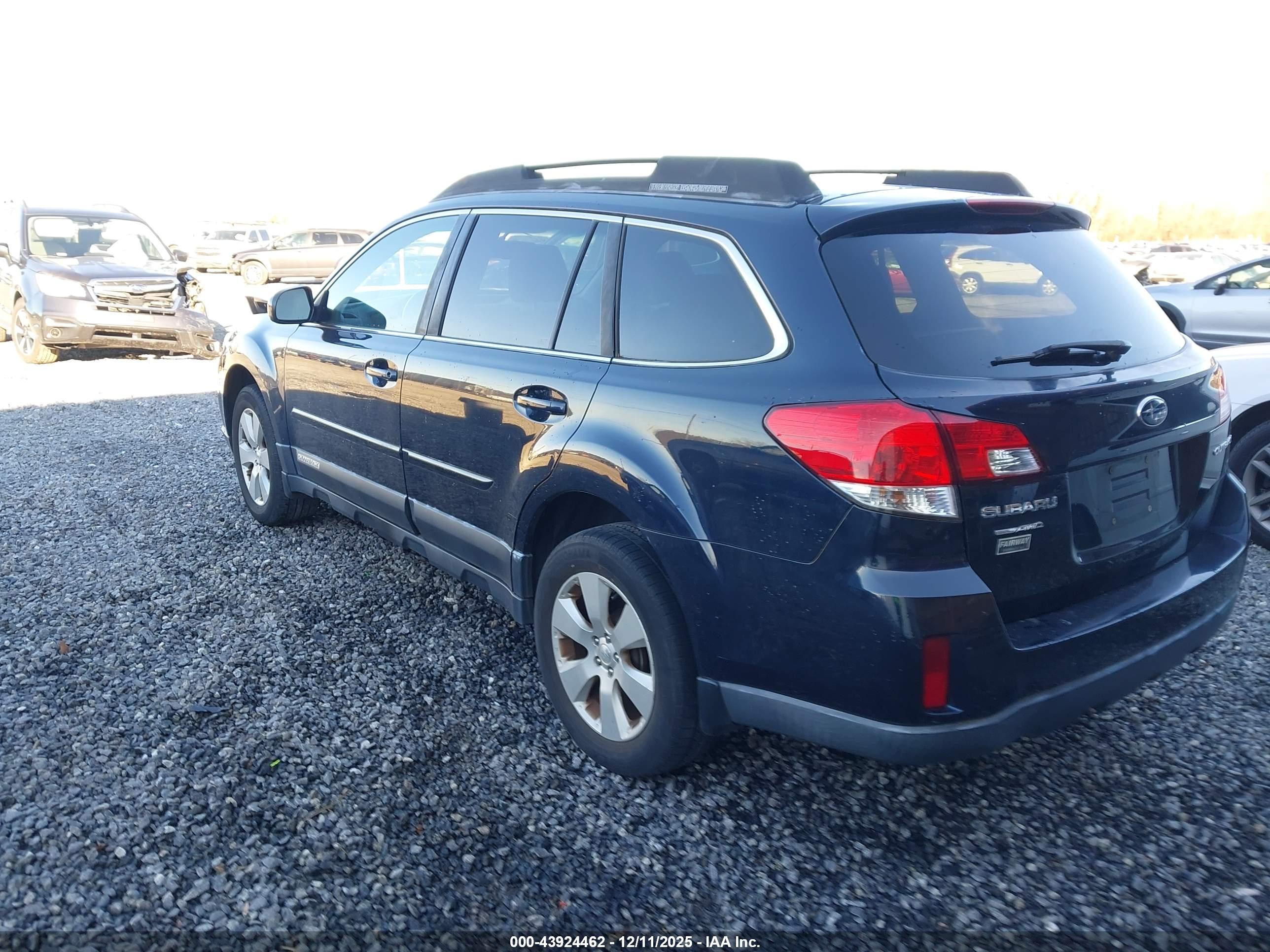 SUBARU OUTBACK image 3