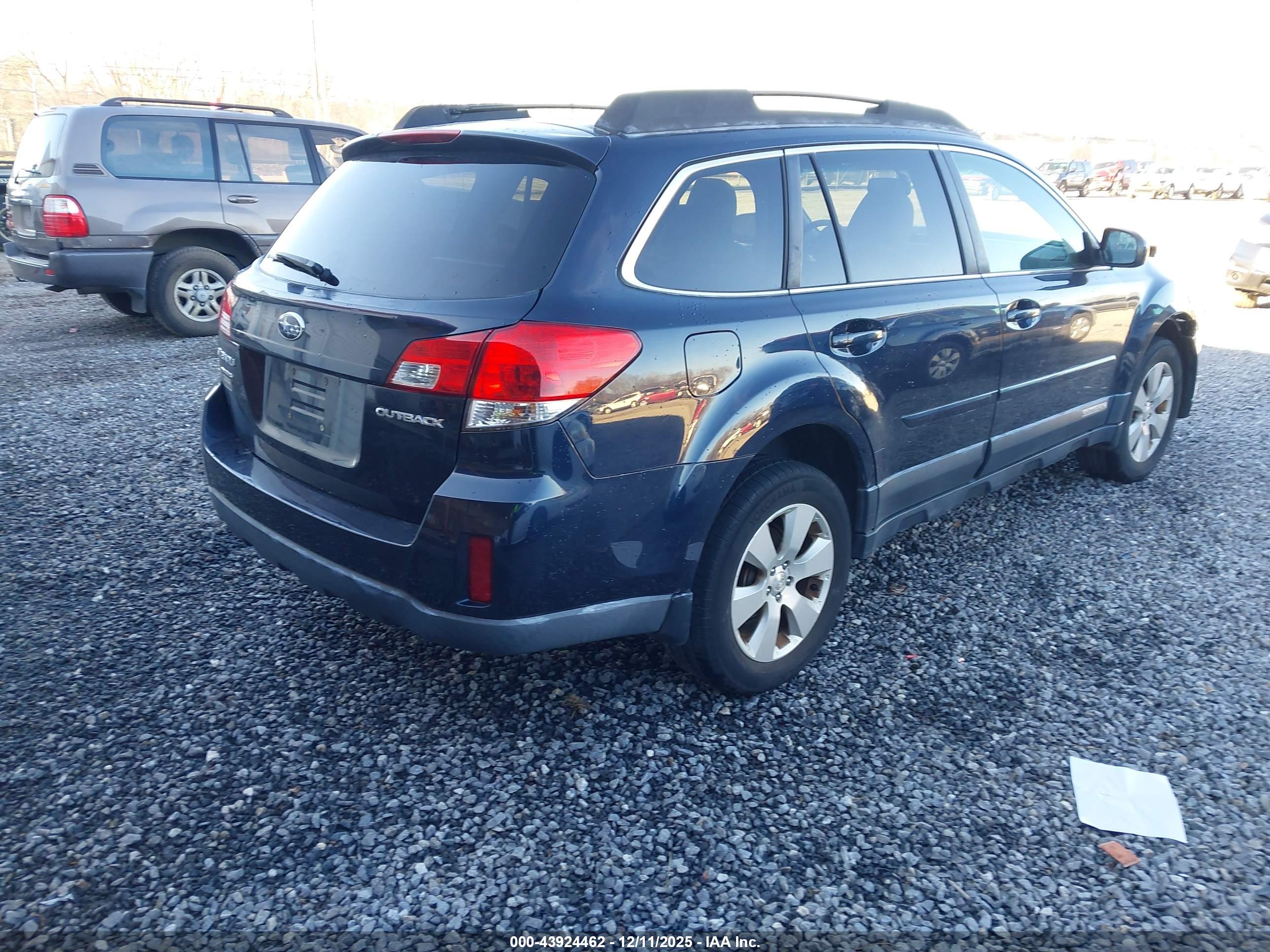 SUBARU OUTBACK image 4