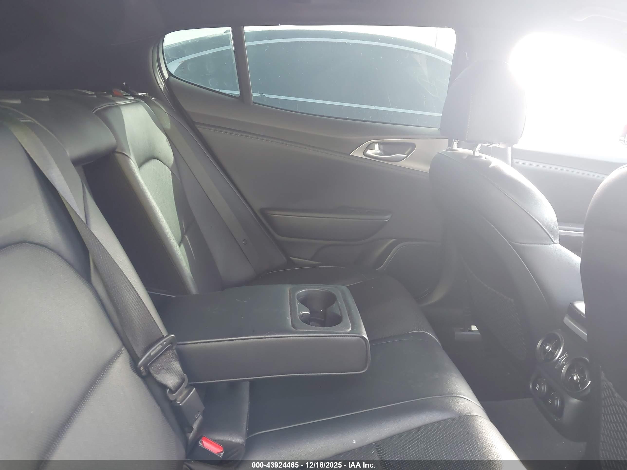 KIA STINGER image 8