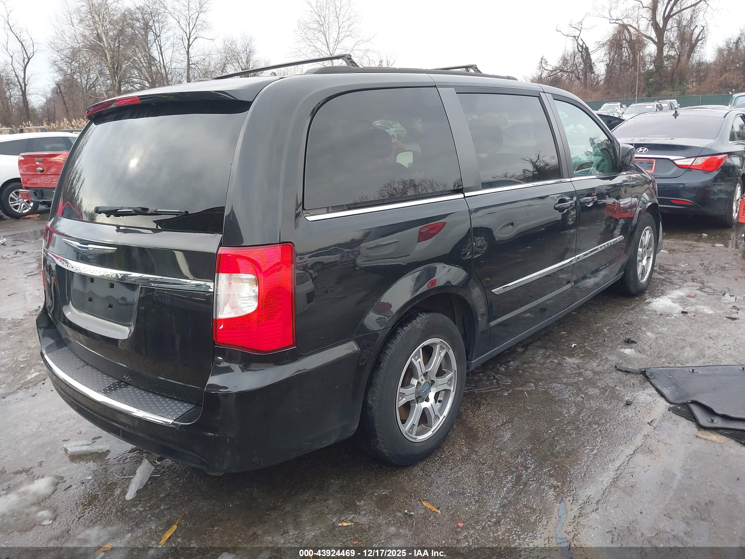 CHRYSLER TOWN image 4