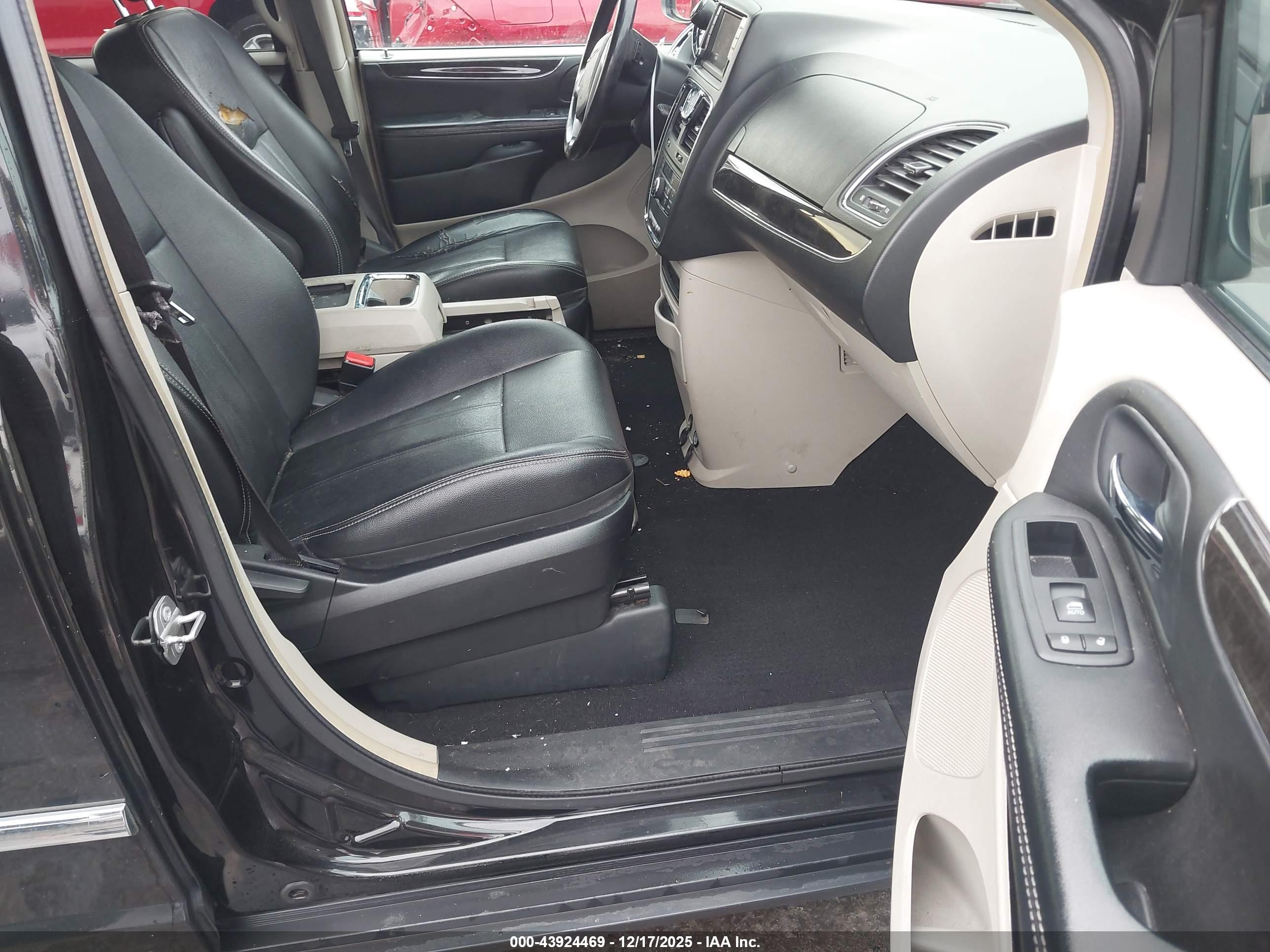 CHRYSLER TOWN image 5