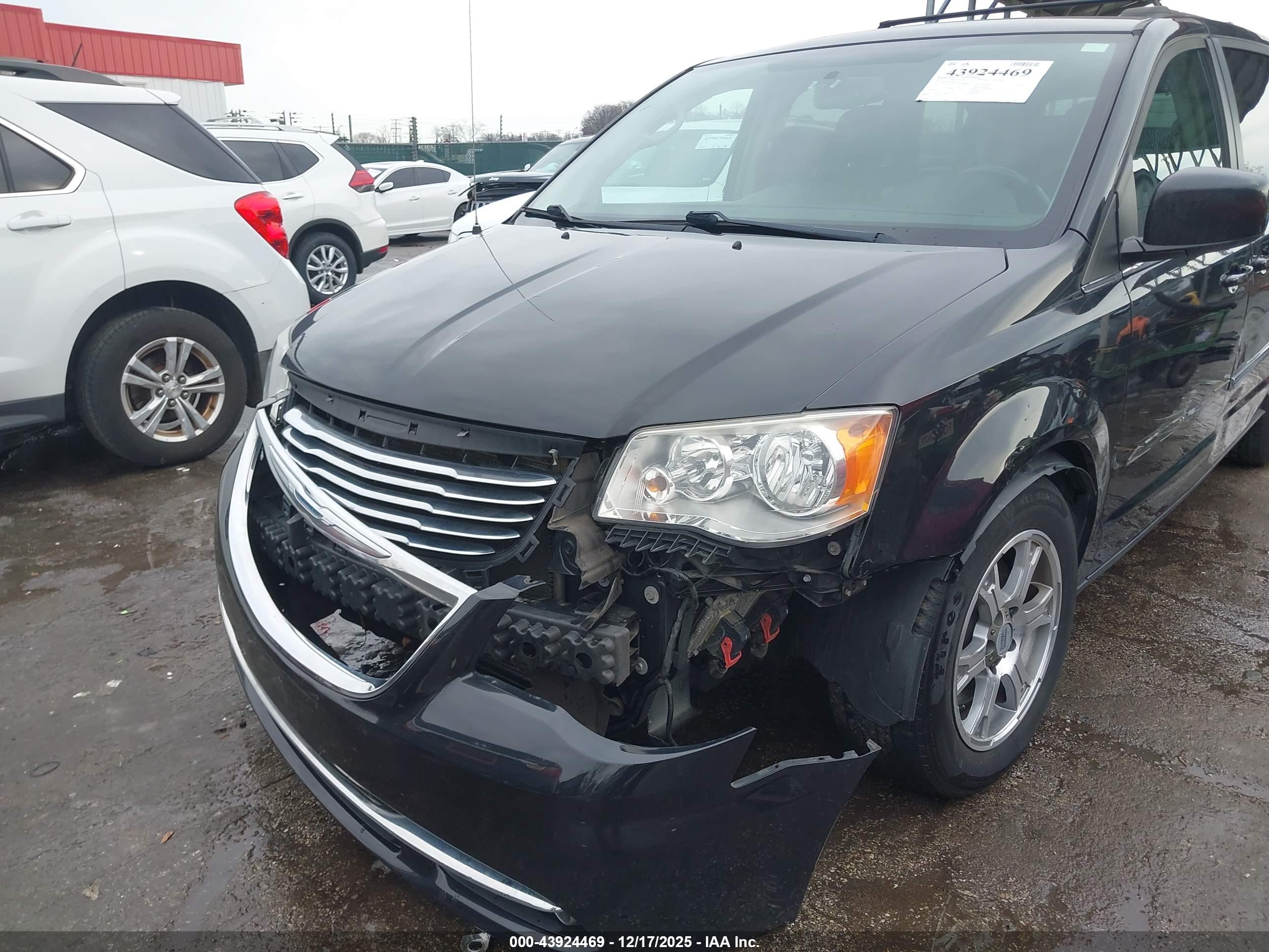 CHRYSLER TOWN image 6