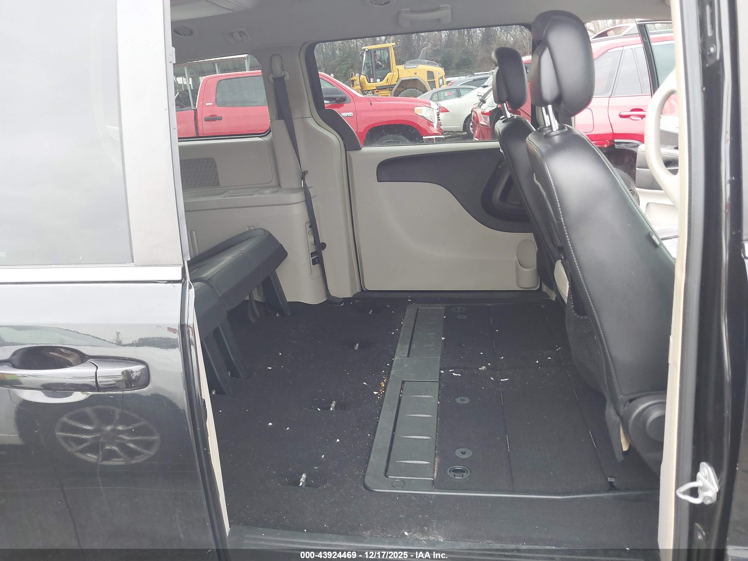 CHRYSLER TOWN image 8