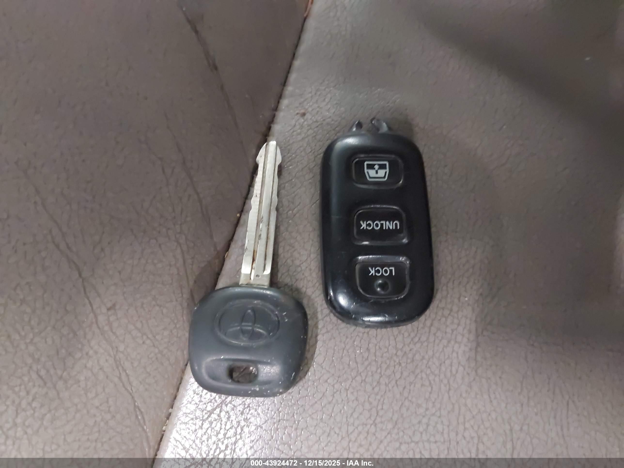 TOYOTA SEQUOIA image 11