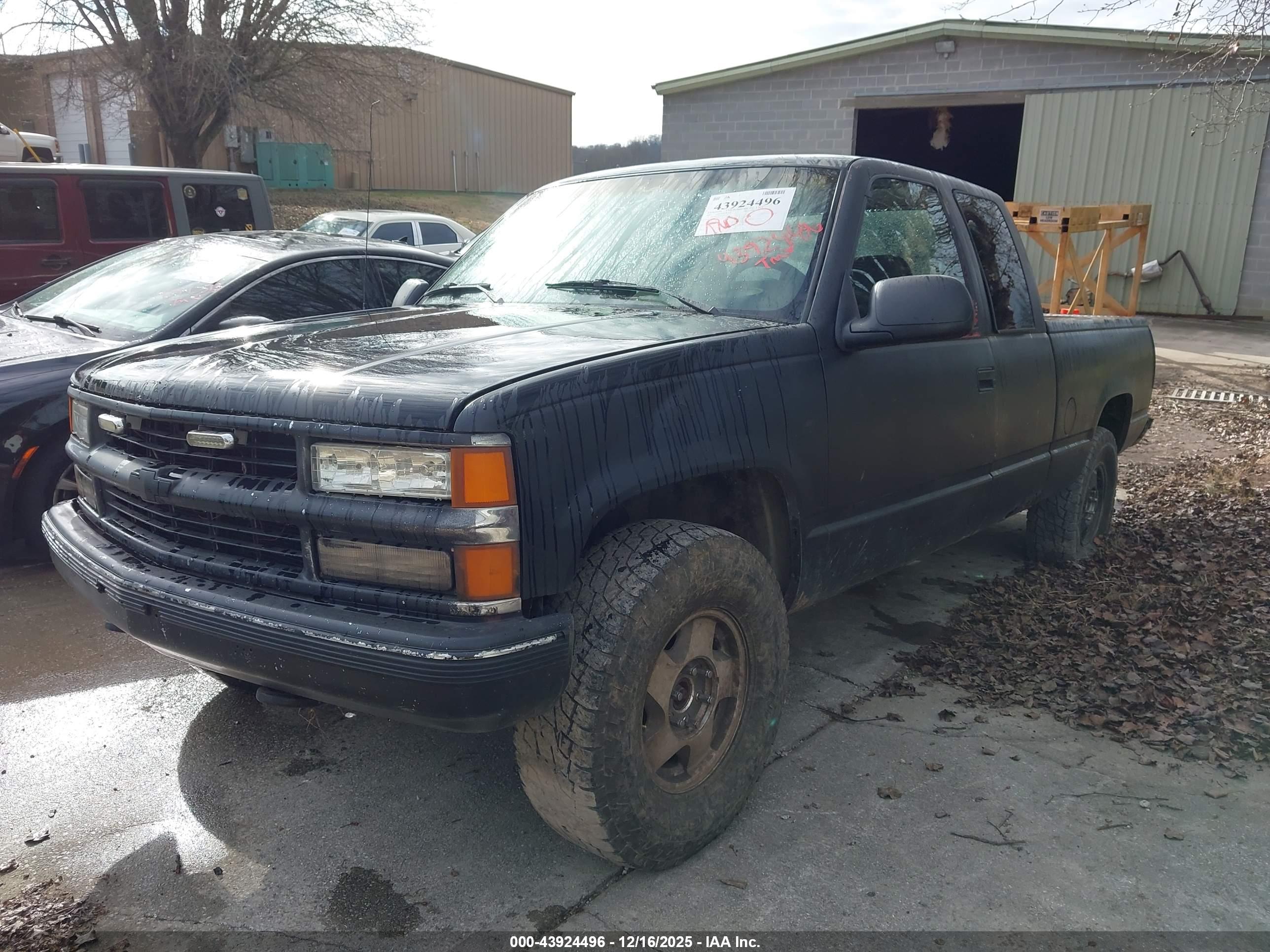 CHEVROLET GMT-400 image 2