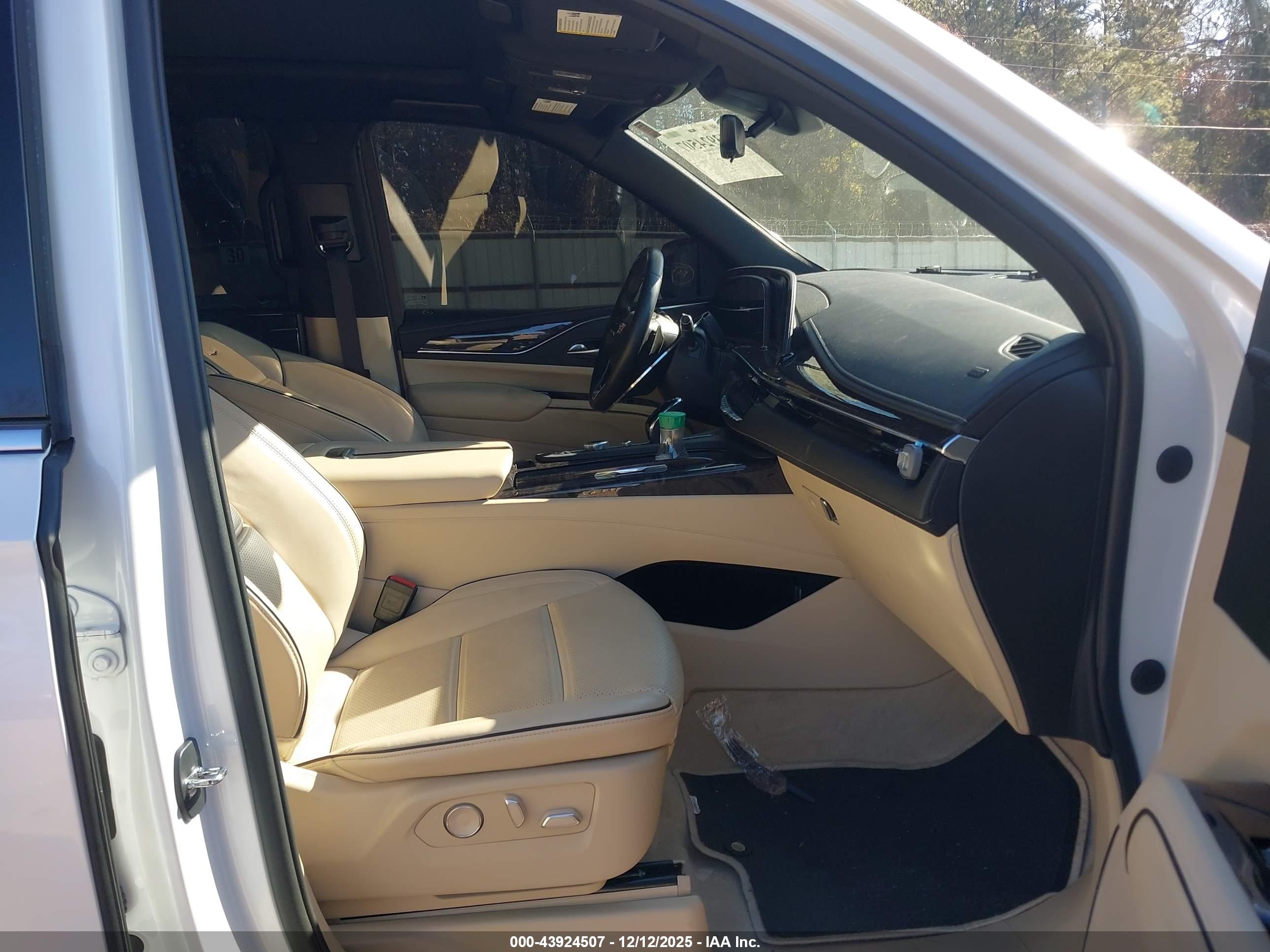 CADILLAC ESCALADE image 5