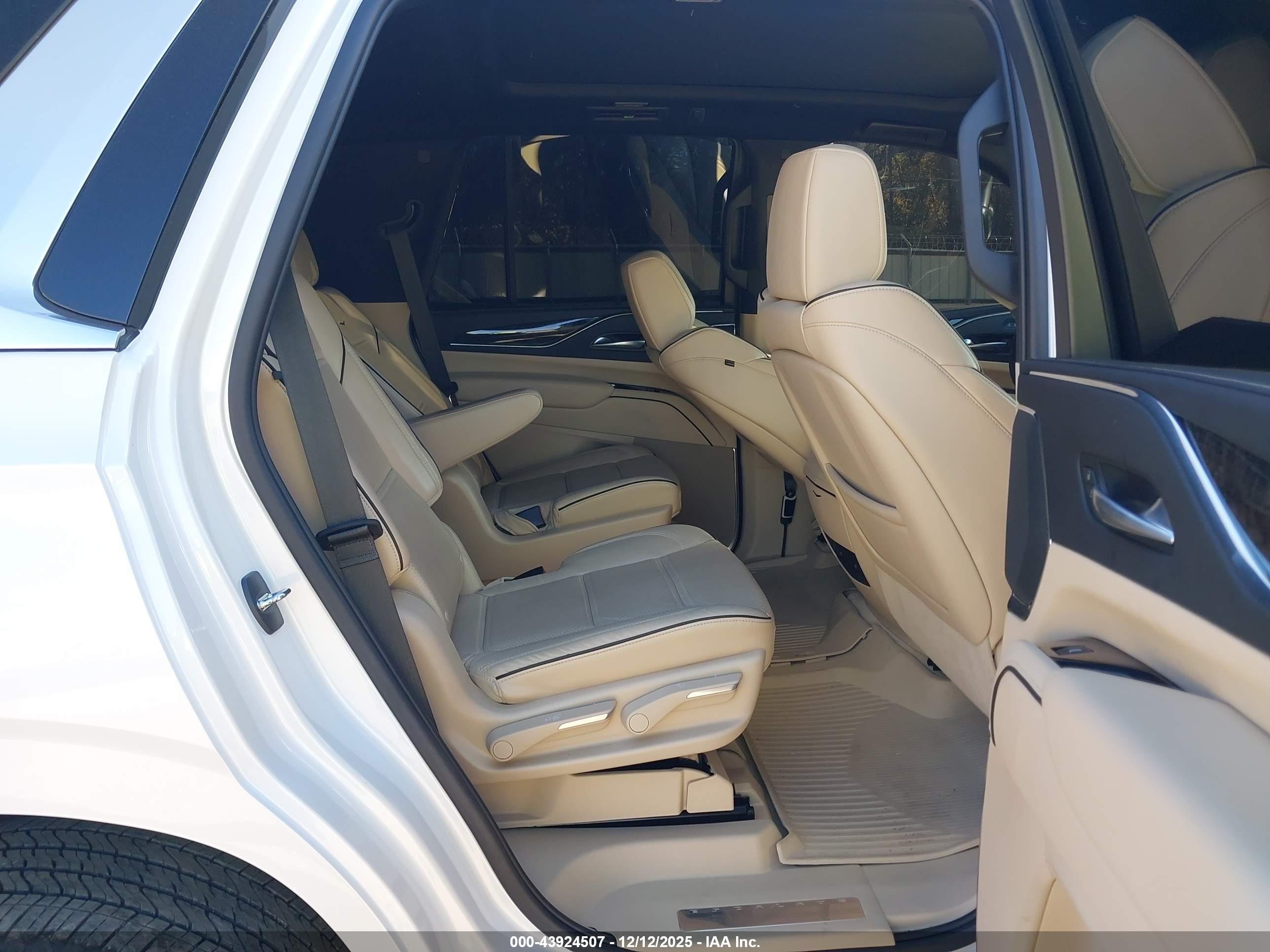 CADILLAC ESCALADE image 8