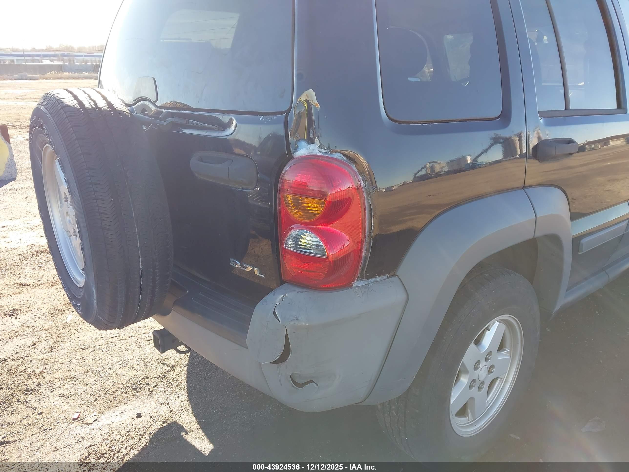 JEEP LIBERTY image 6