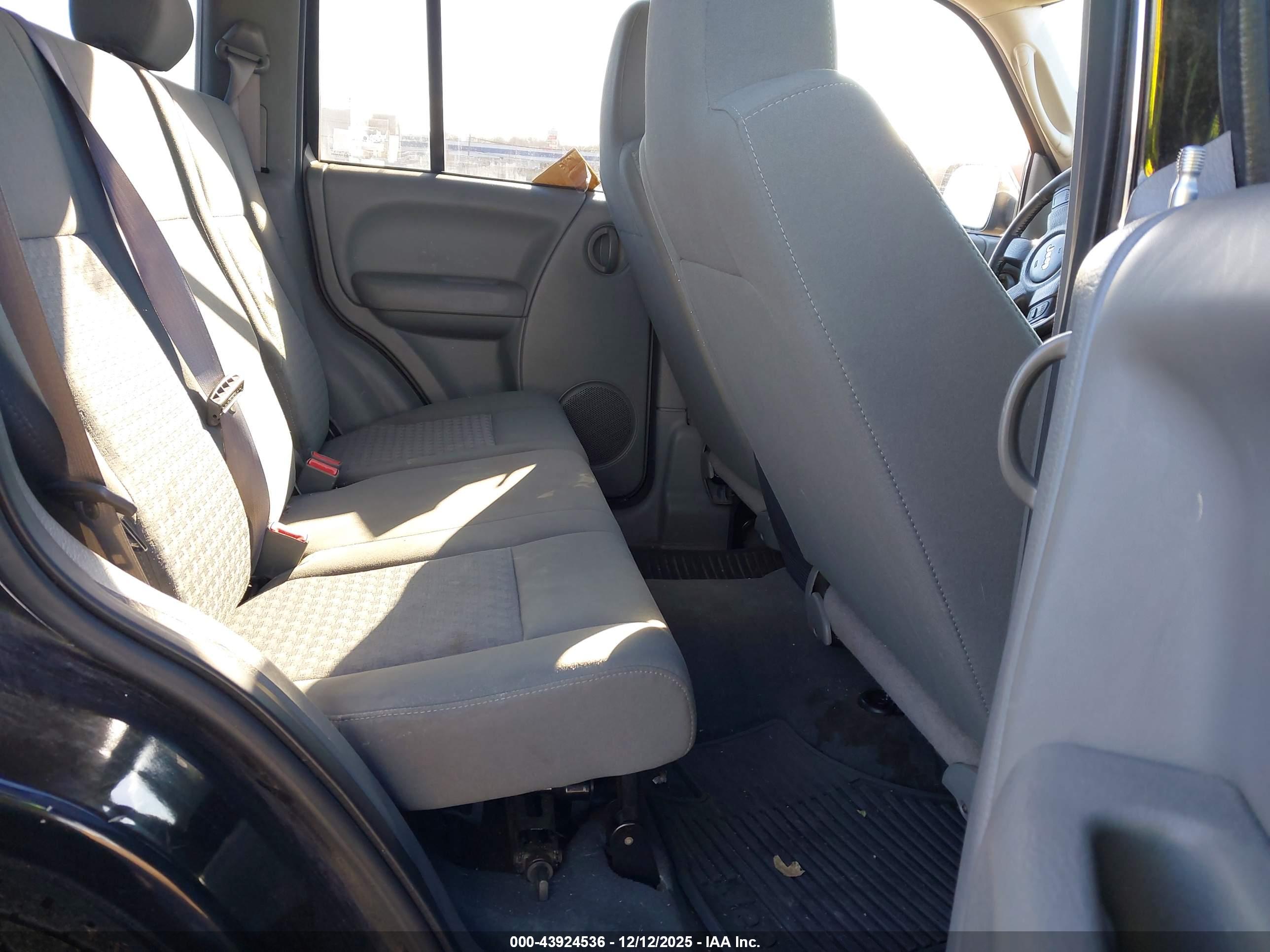 JEEP LIBERTY image 8