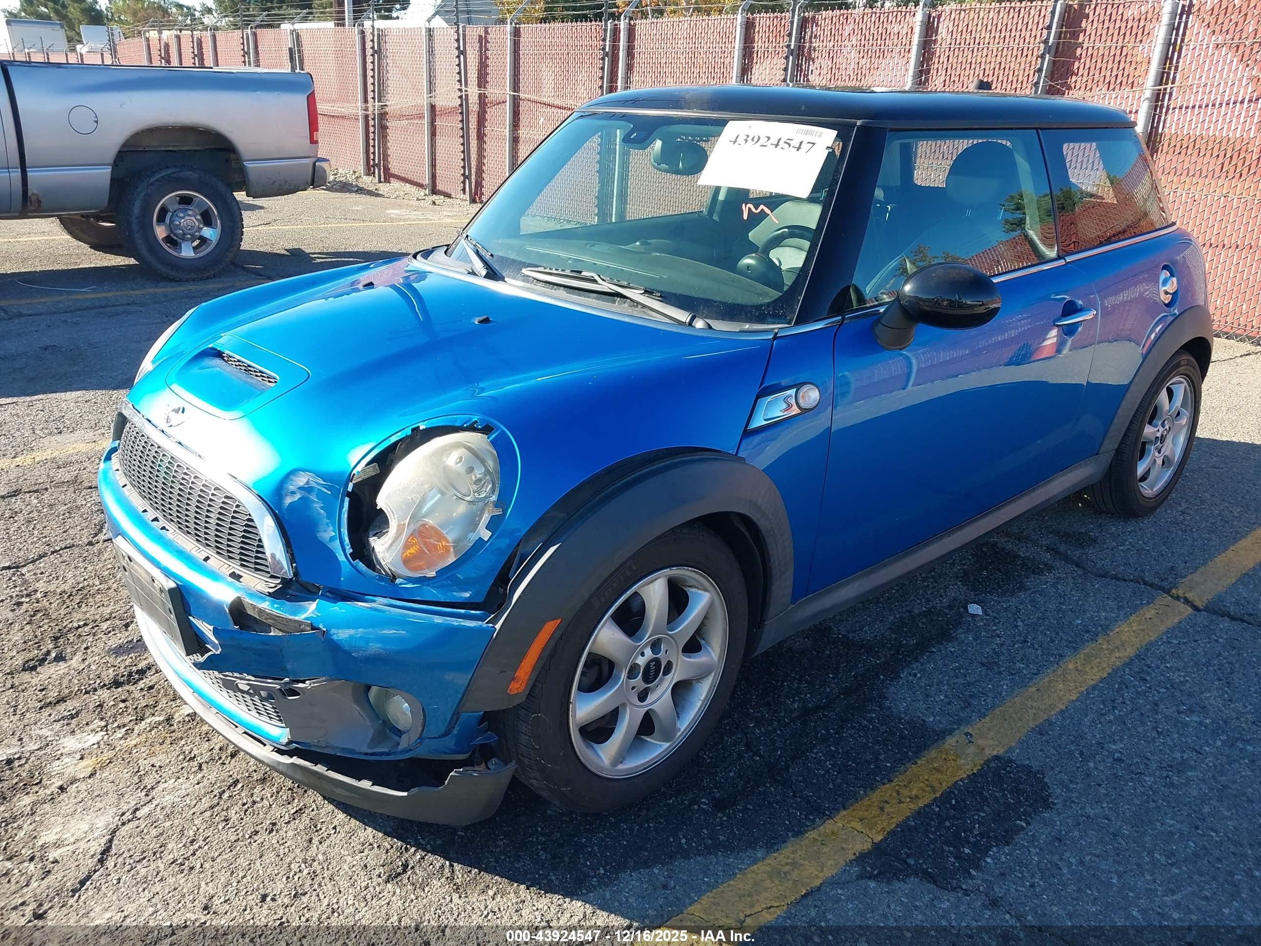MINI COOPER image 2