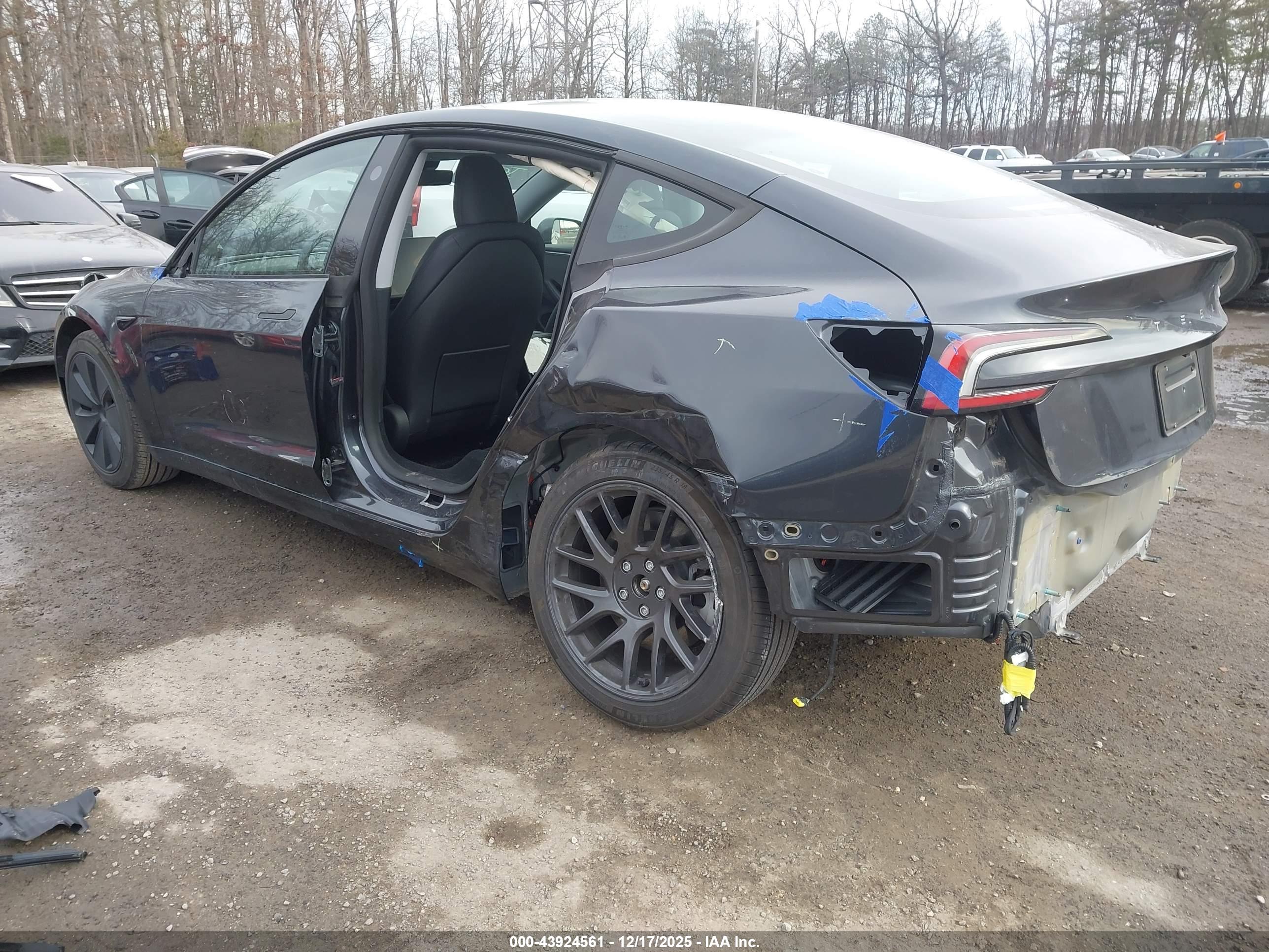 TESLA MODEL image 3