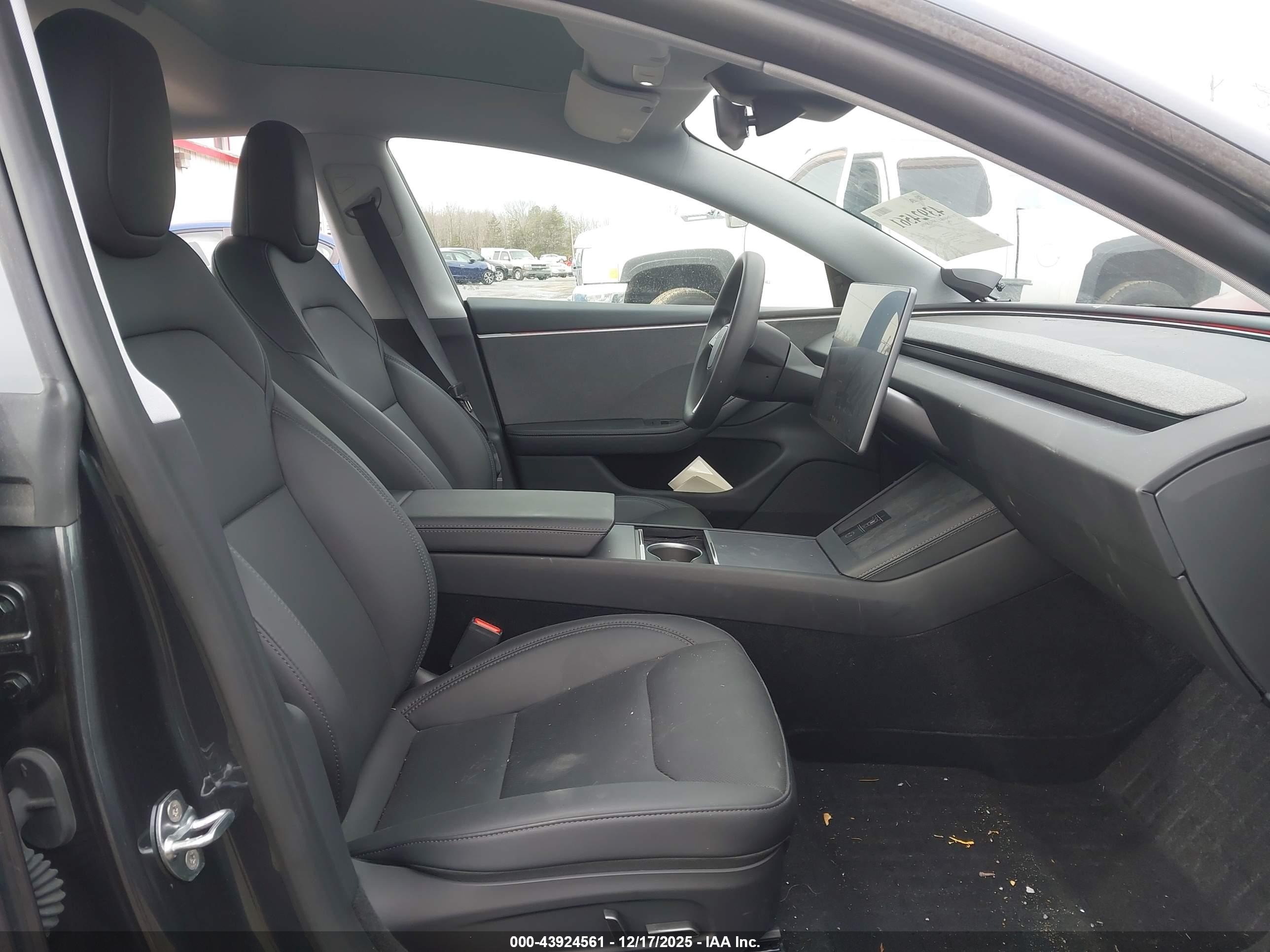 TESLA MODEL image 5
