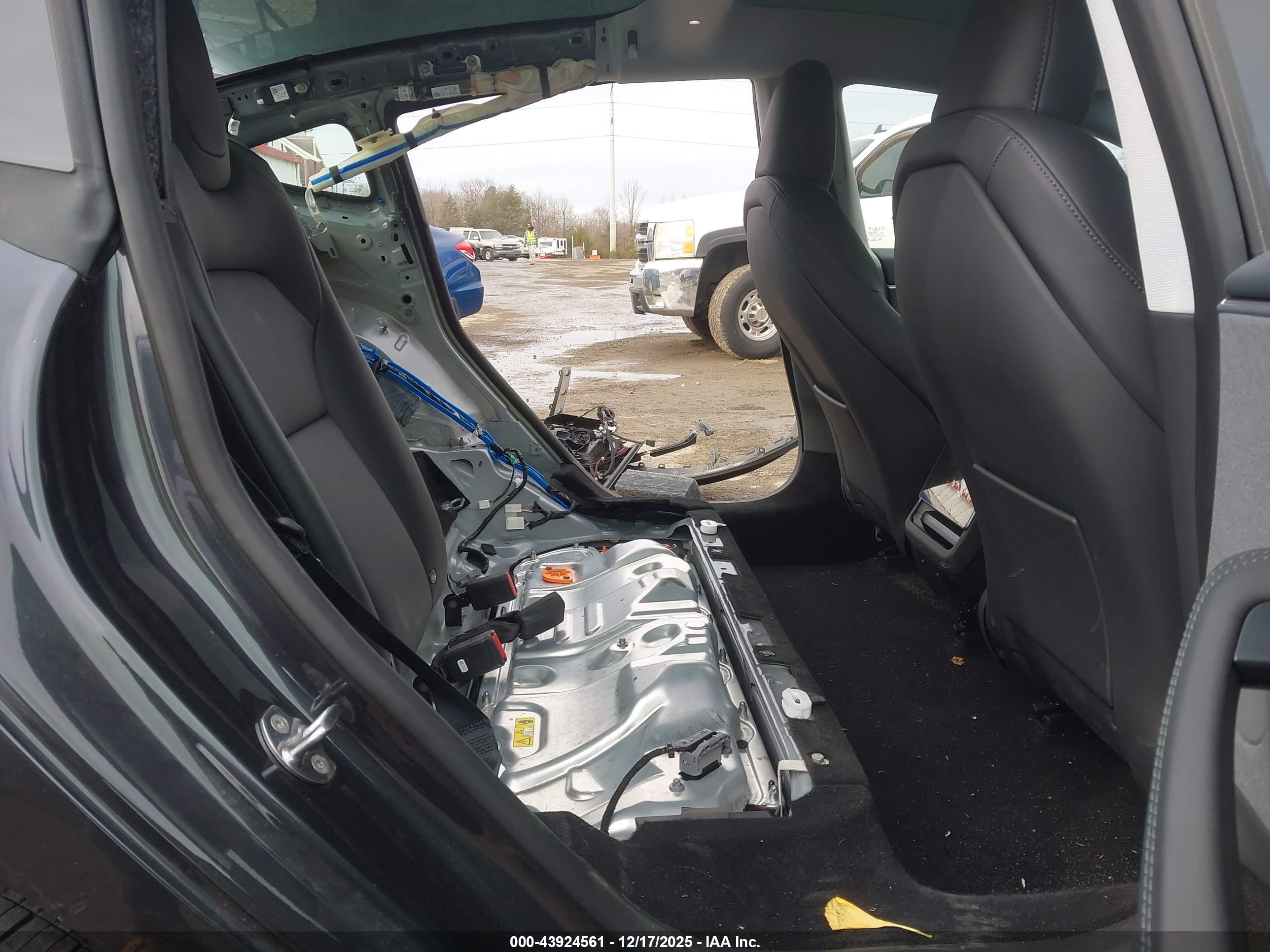 TESLA MODEL image 8