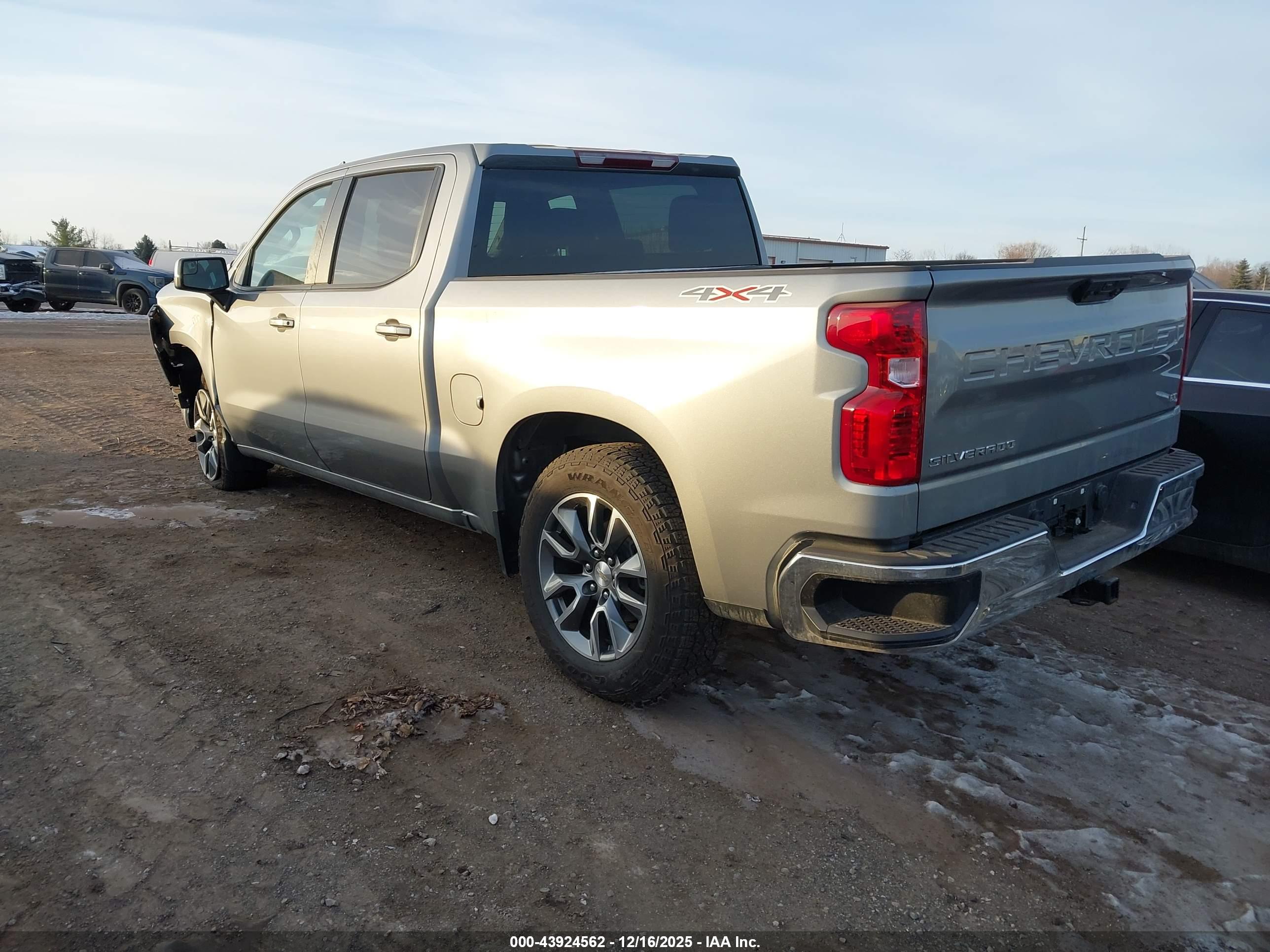 CHEVROLET SILVERADO image 3