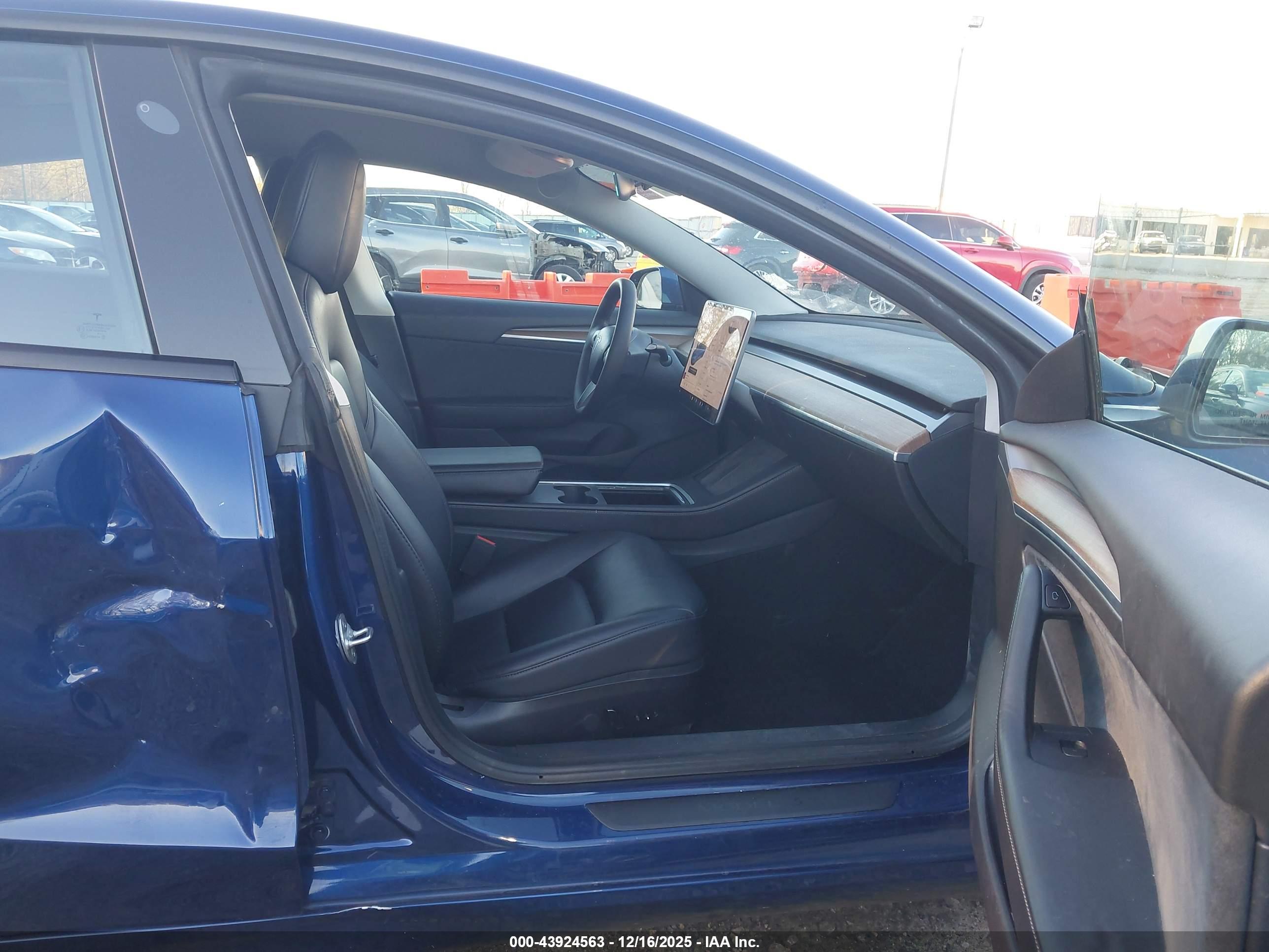 TESLA MODEL image 5