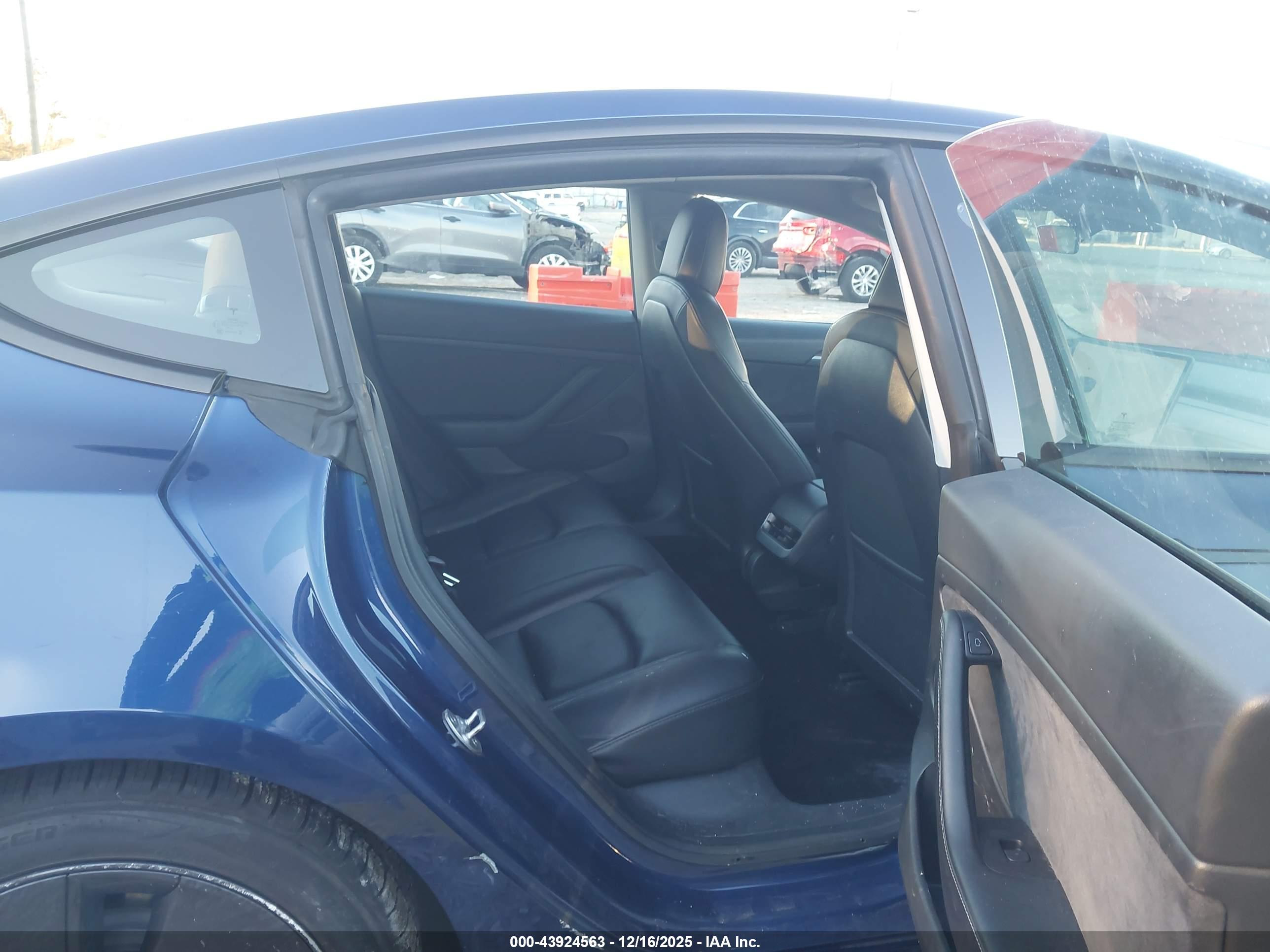 TESLA MODEL image 8