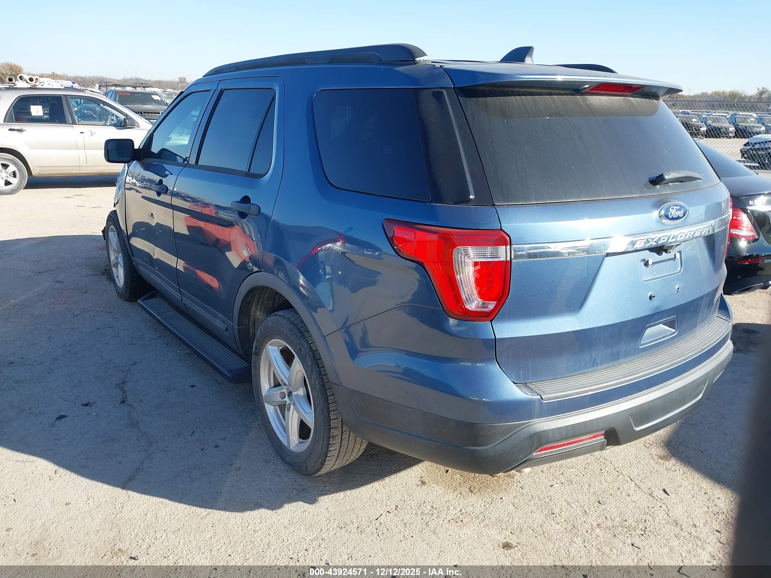 FORD EXPLORER image 3