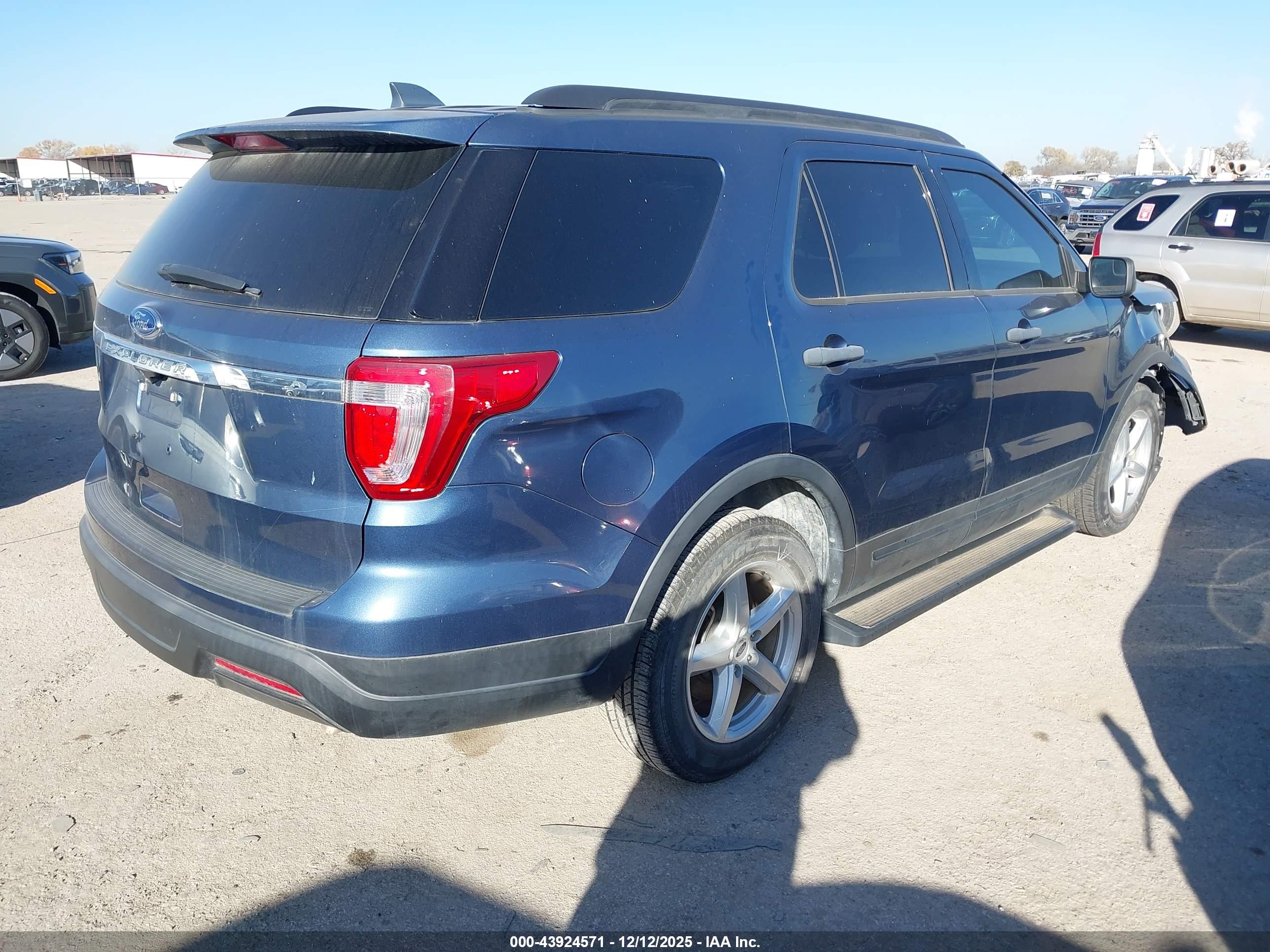 FORD EXPLORER image 4