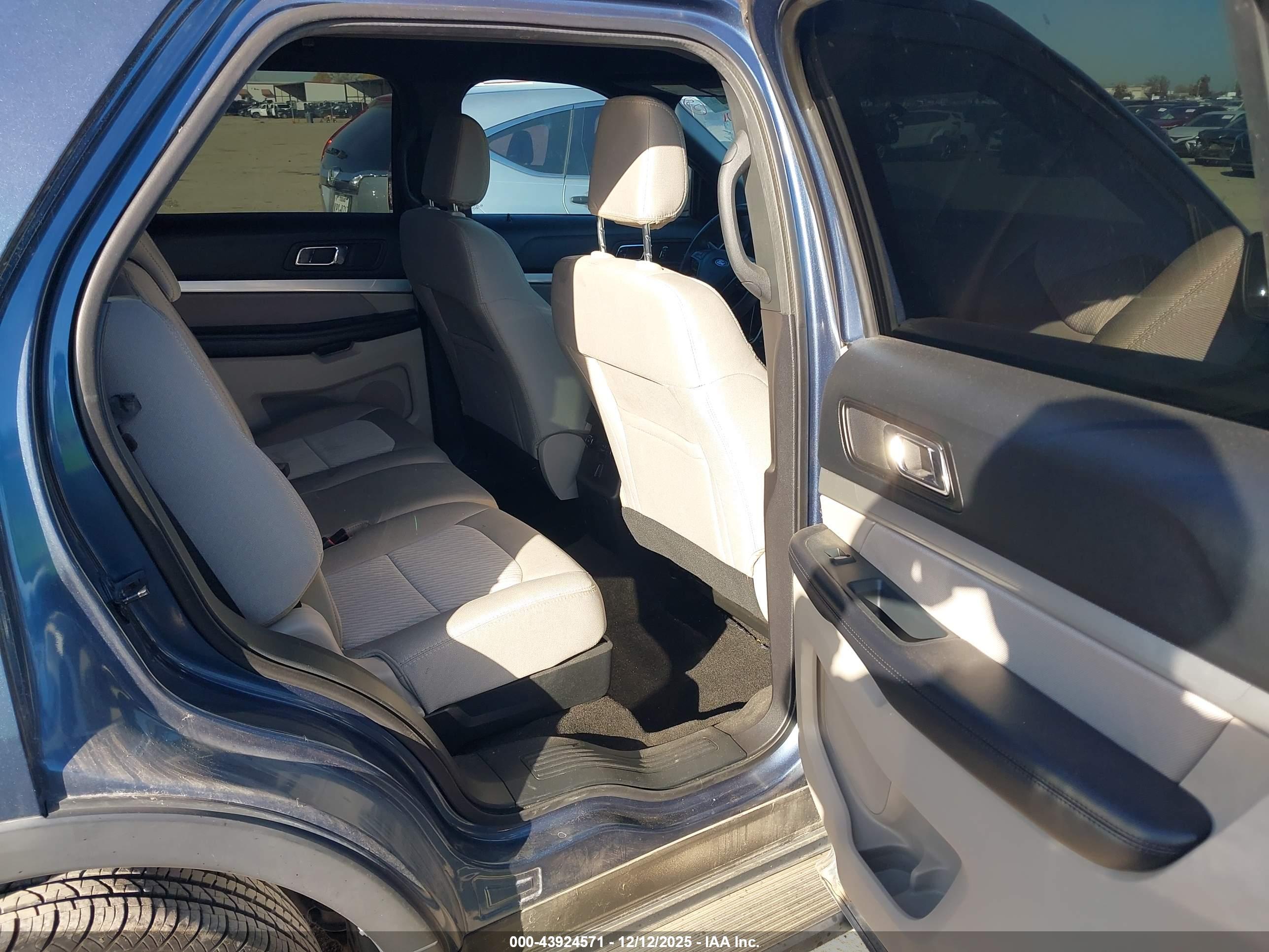 FORD EXPLORER image 8