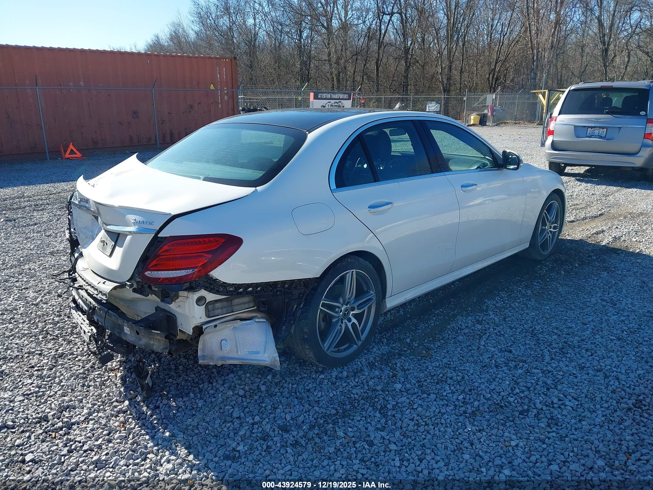 MERCEDES-BENZ E image 4