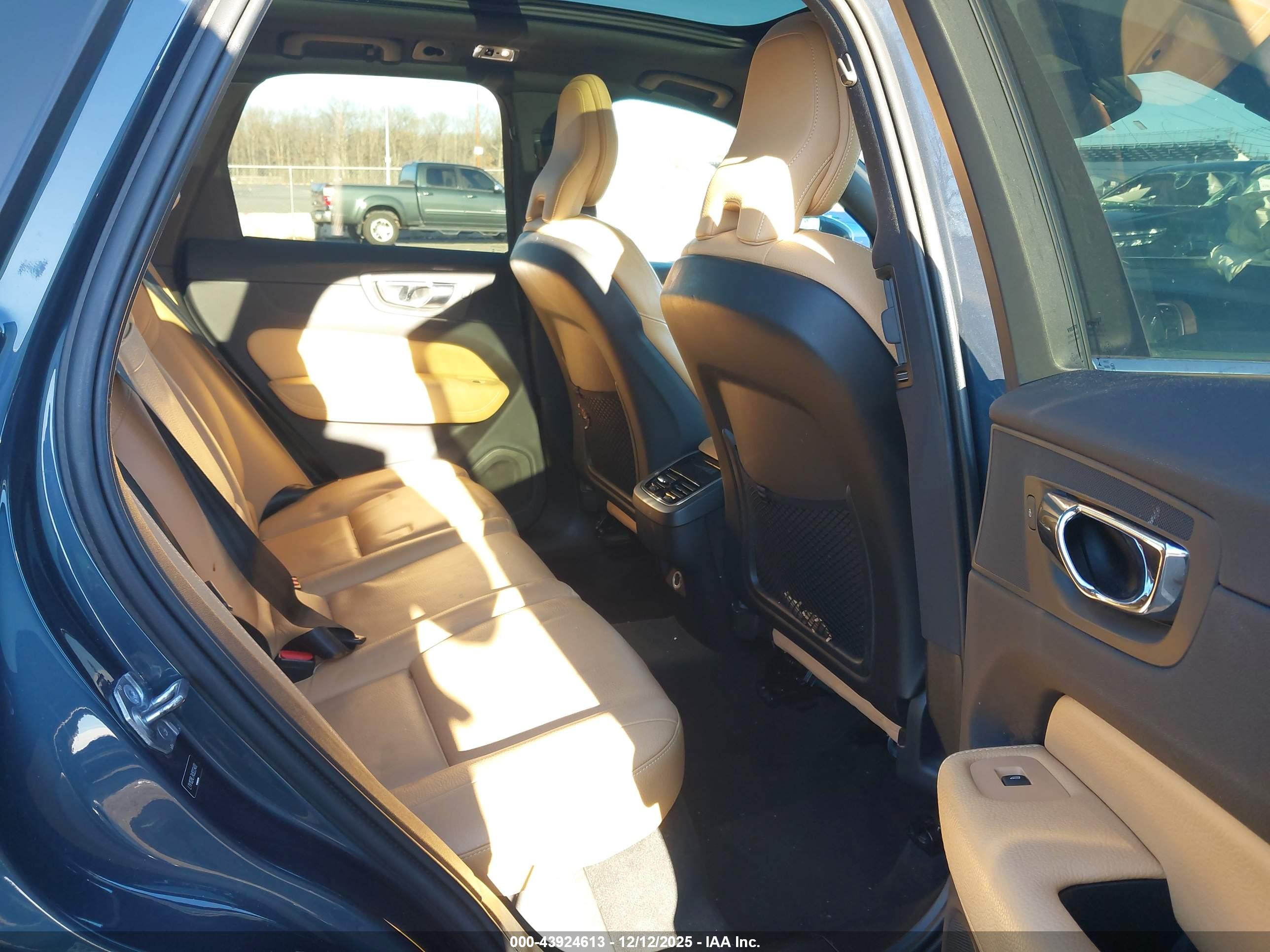 VOLVO XC60 image 8