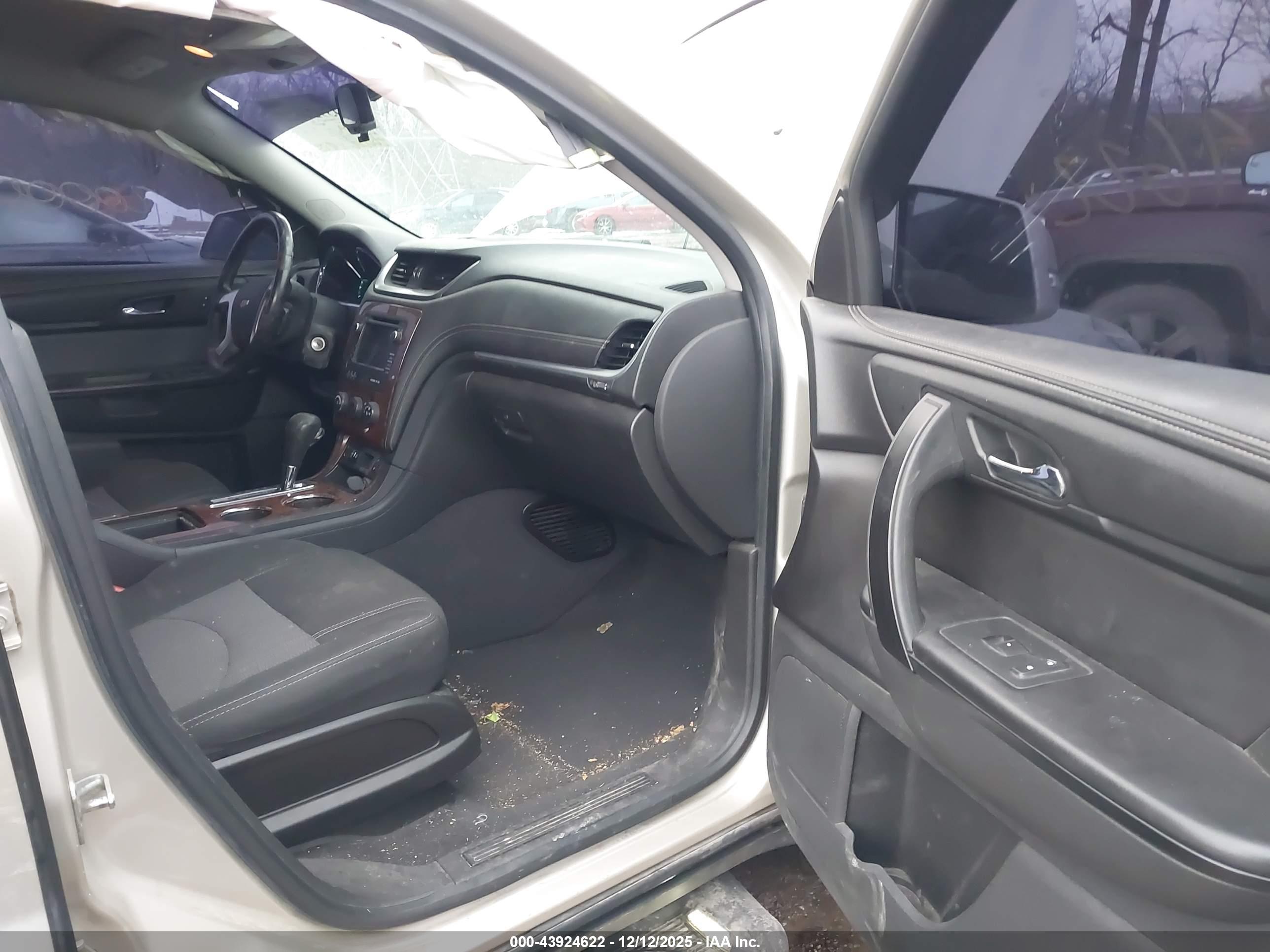 CHEVROLET TRAVERSE image 5