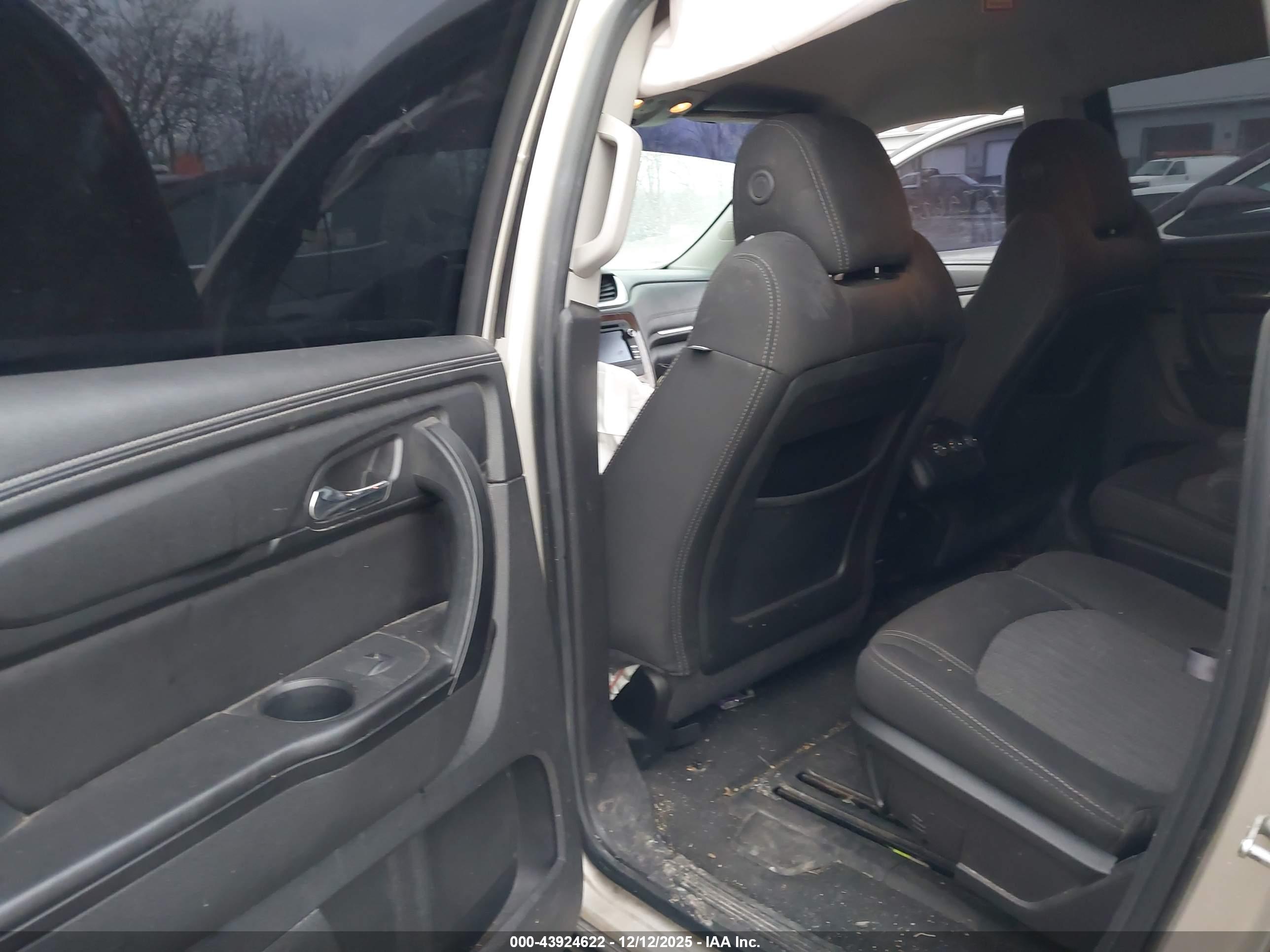 CHEVROLET TRAVERSE image 8