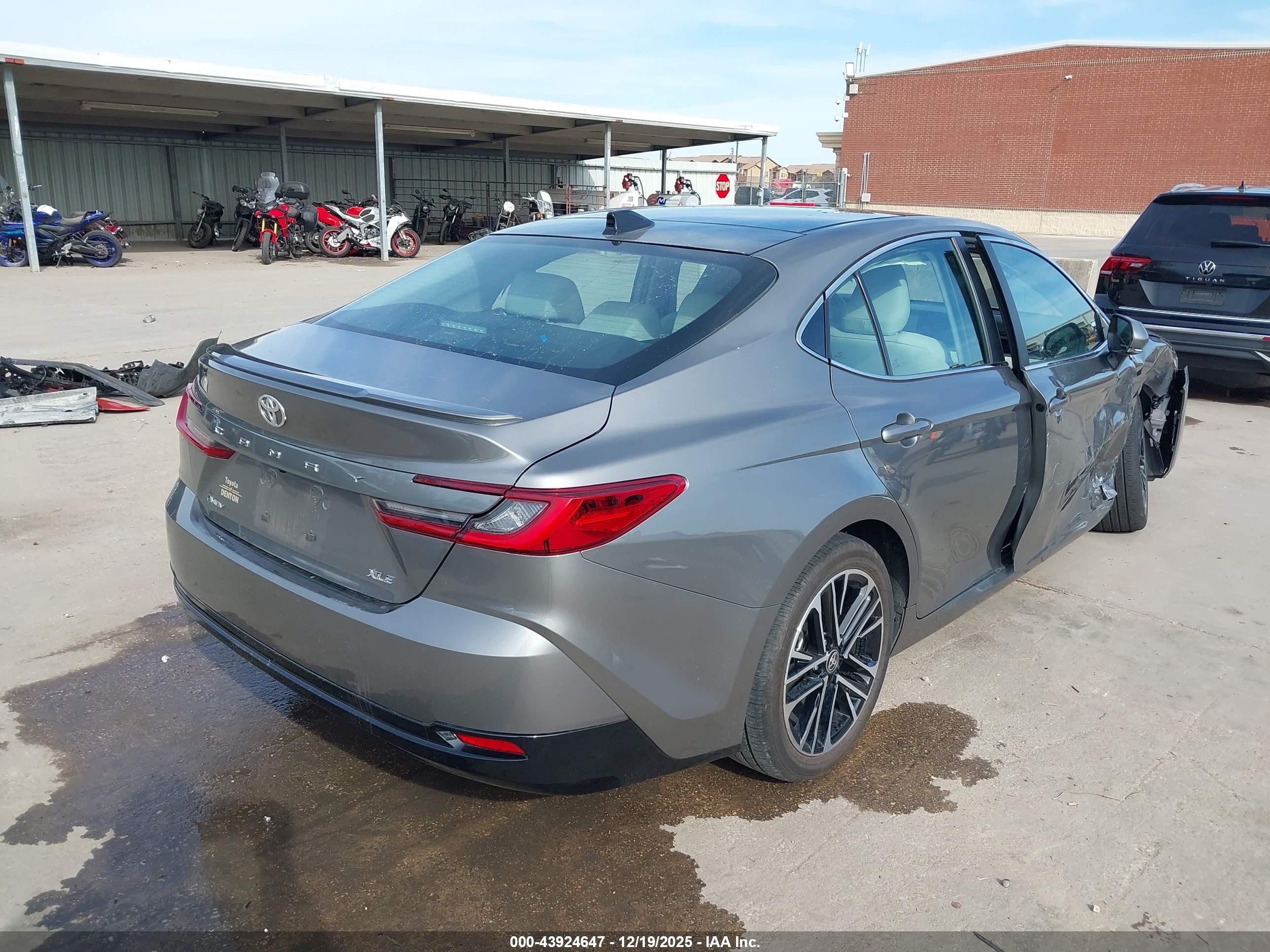 TOYOTA CAMRY image 4