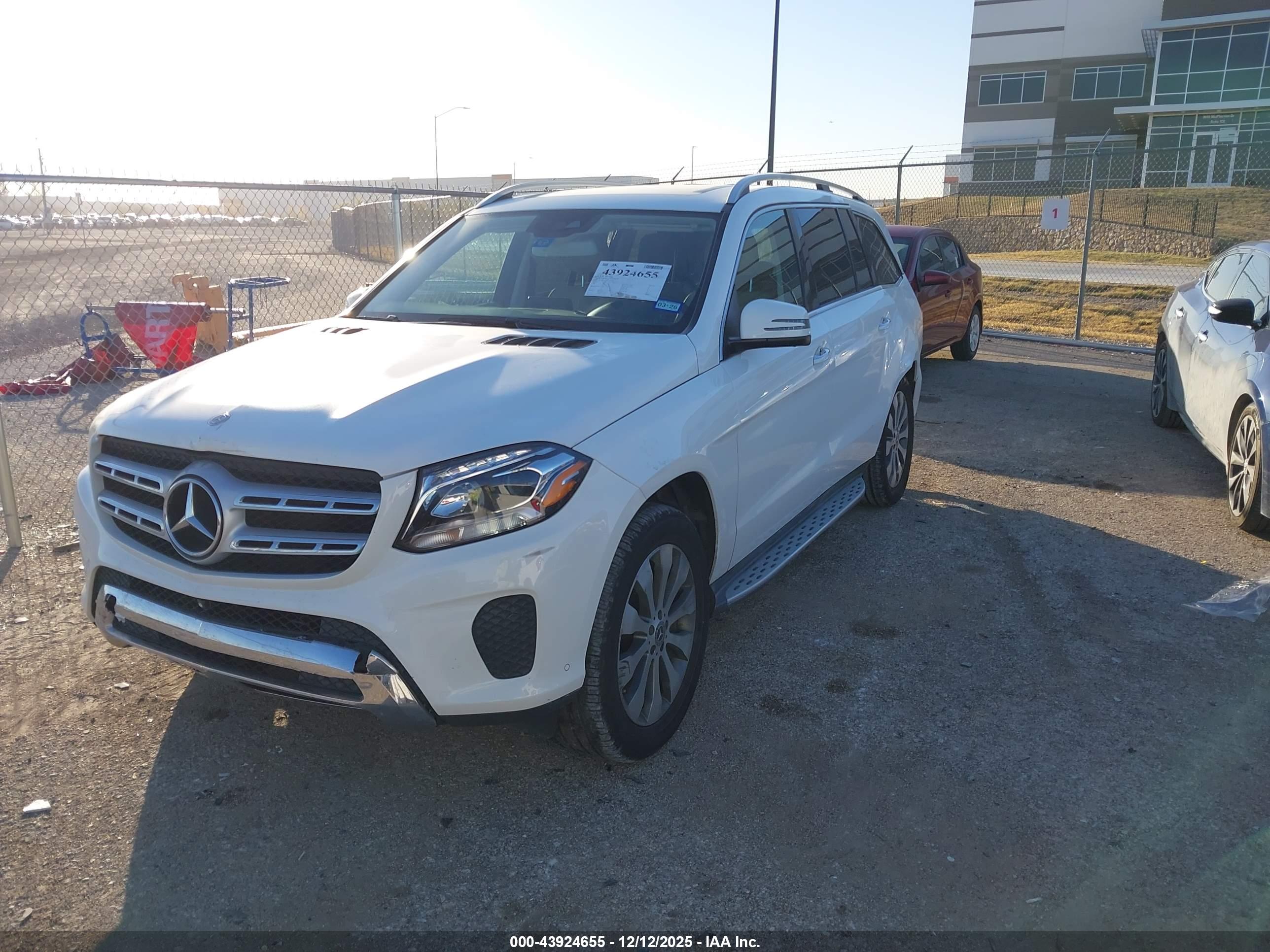 MERCEDES-BENZ GLS image 2