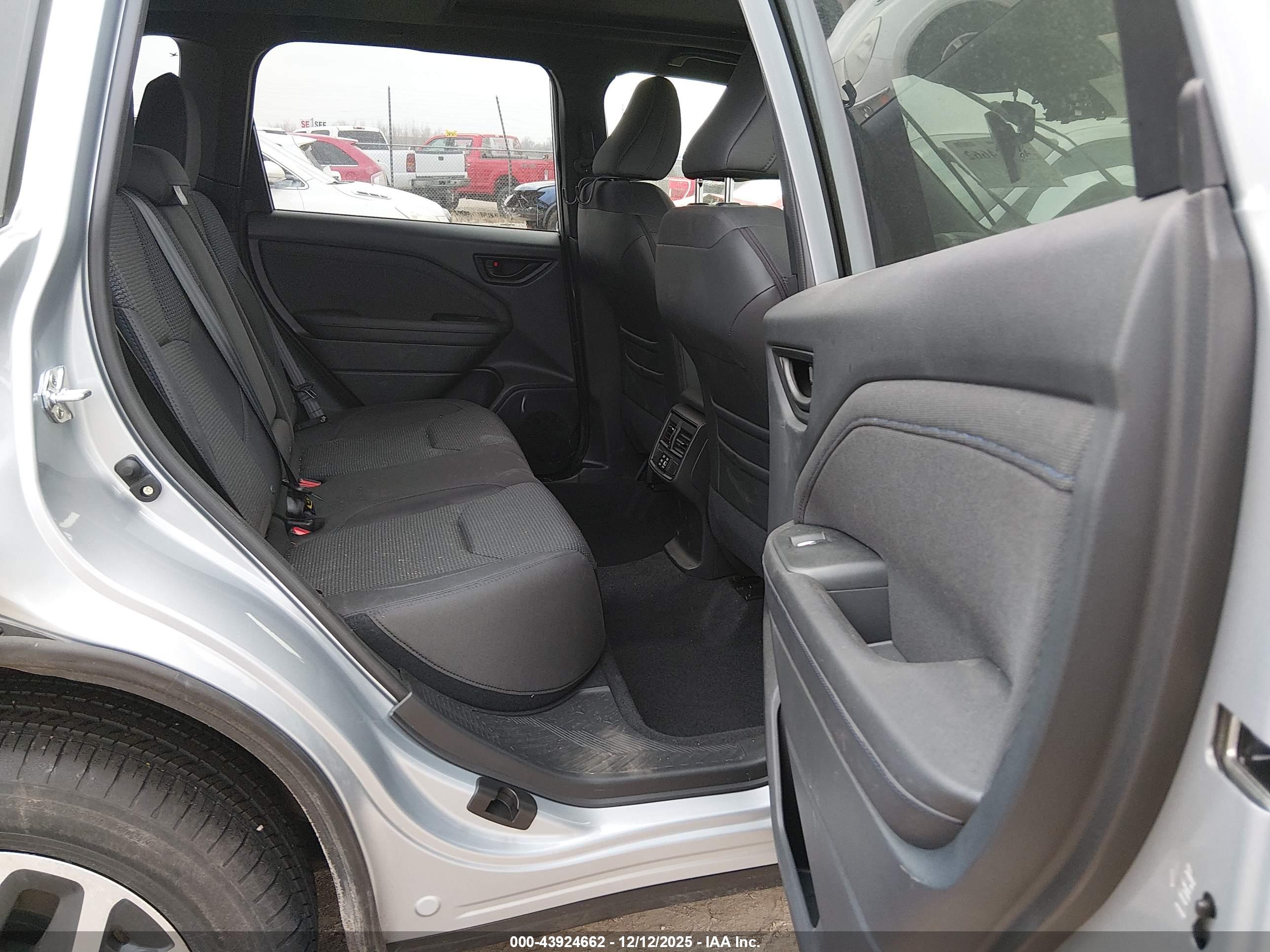 SUBARU FORESTER image 8