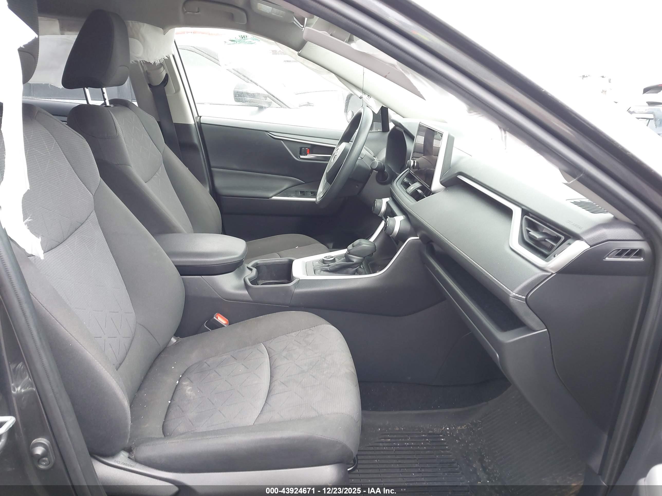 TOYOTA RAV4 image 5