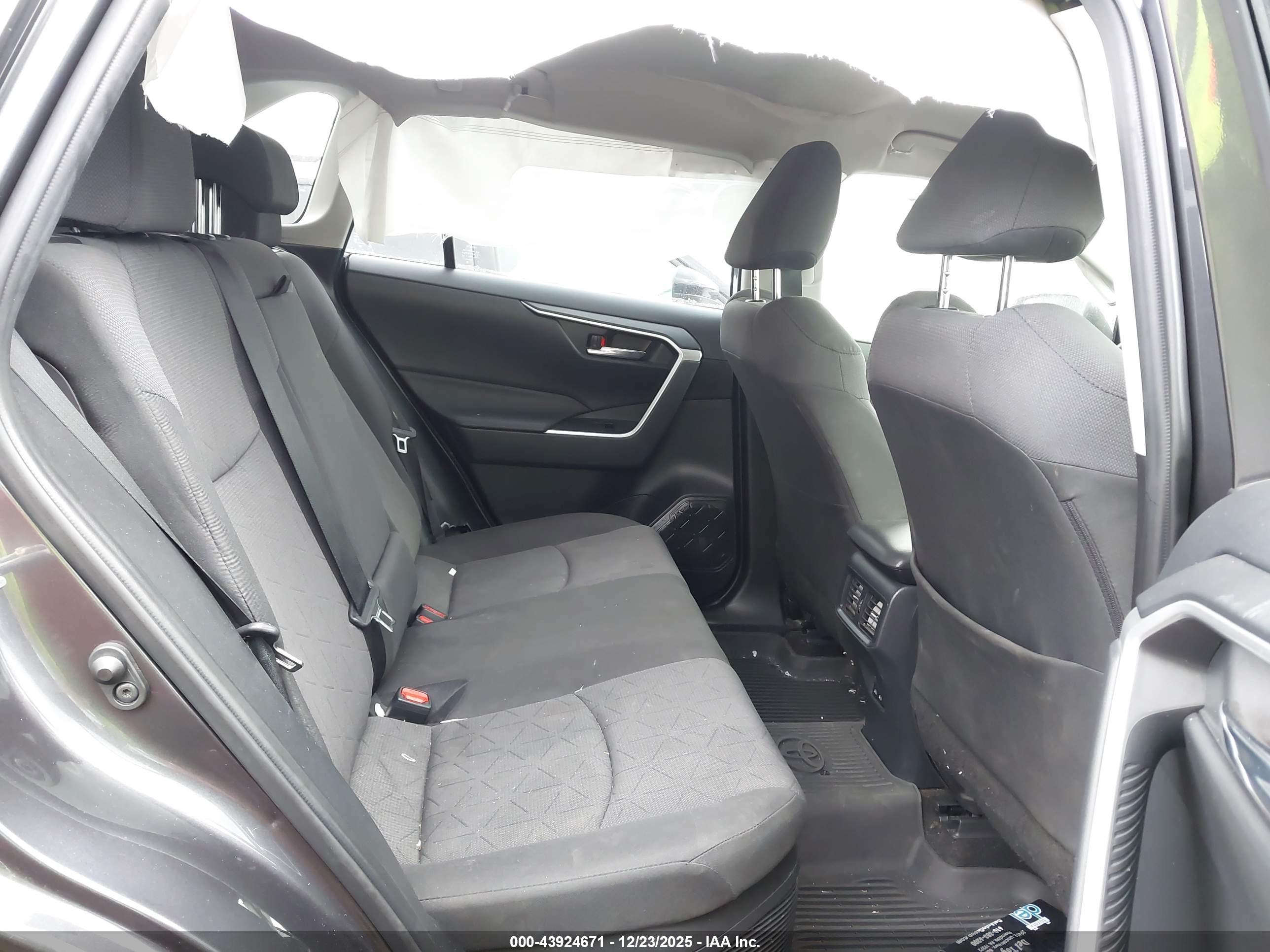 TOYOTA RAV4 image 8