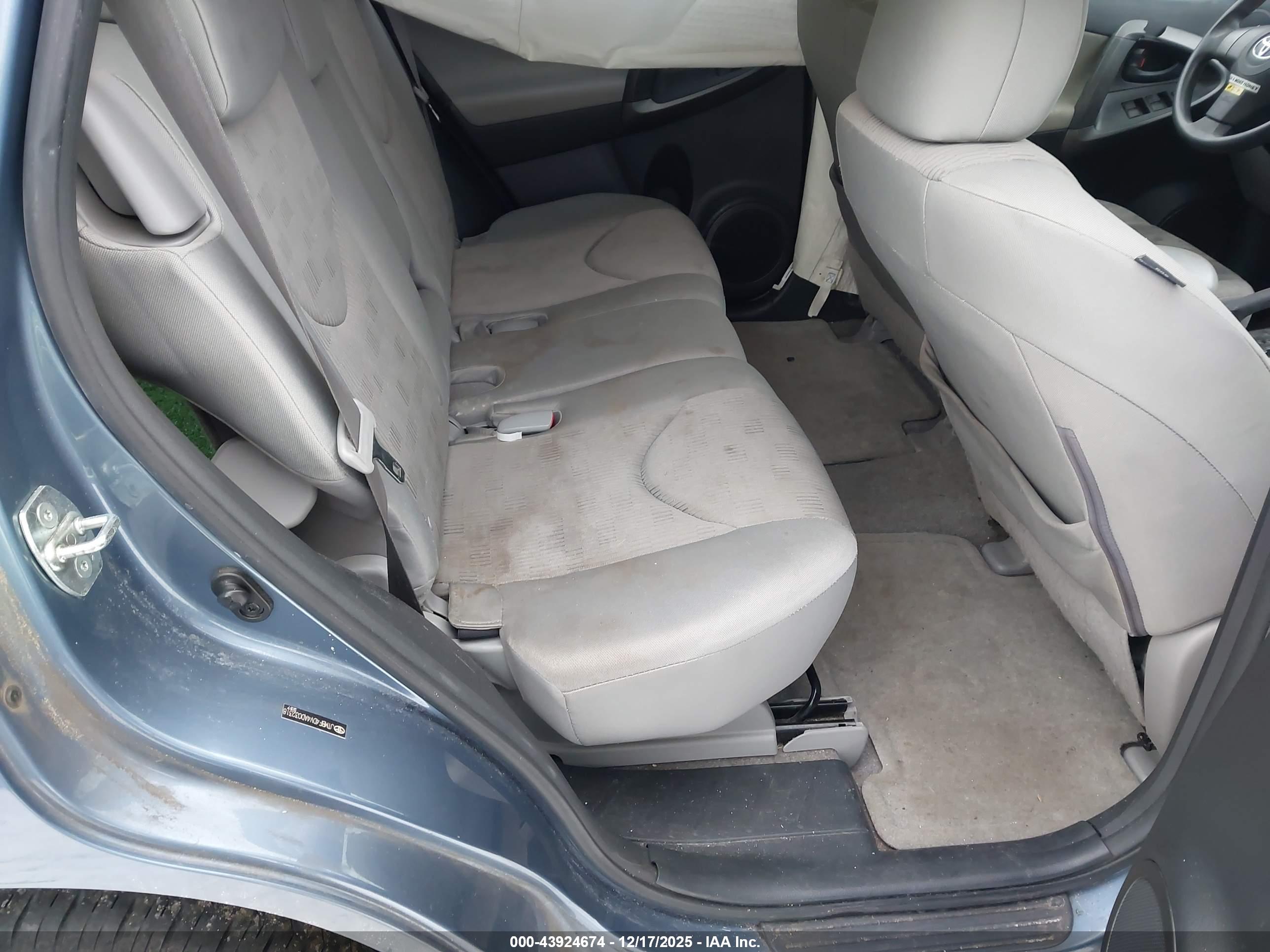 TOYOTA RAV4 image 8
