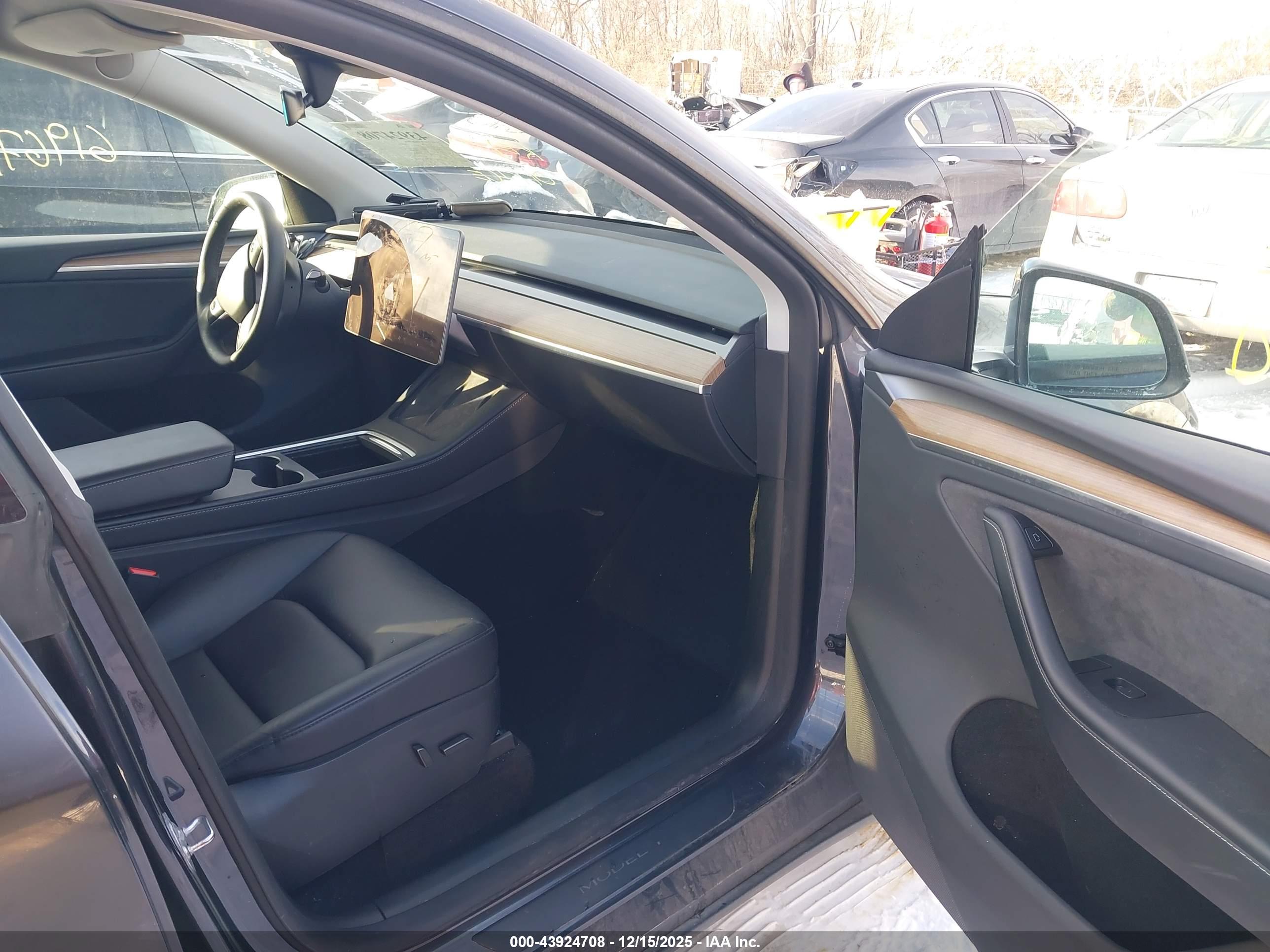 TESLA MODEL image 5