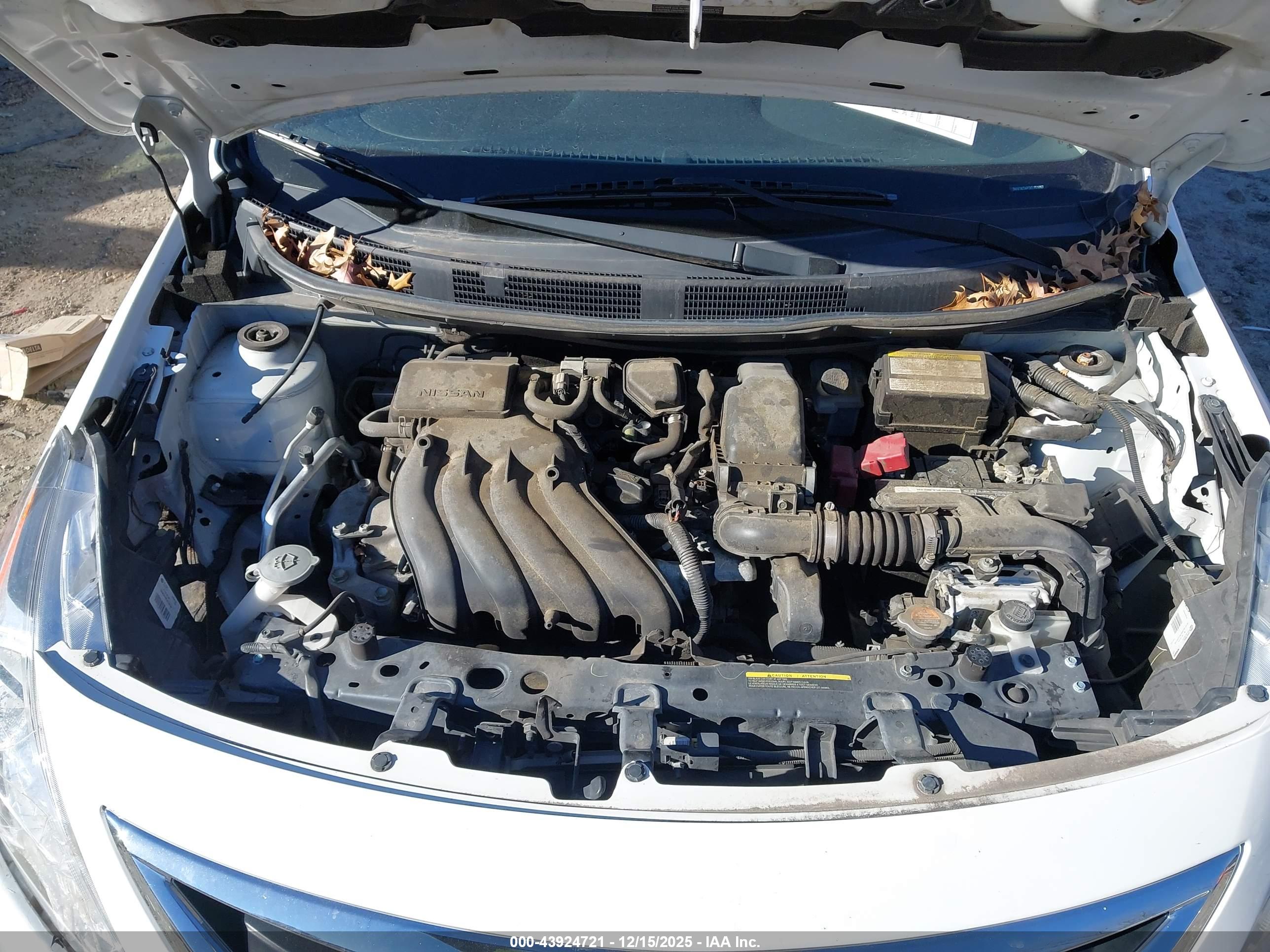 NISSAN VERSA image 10