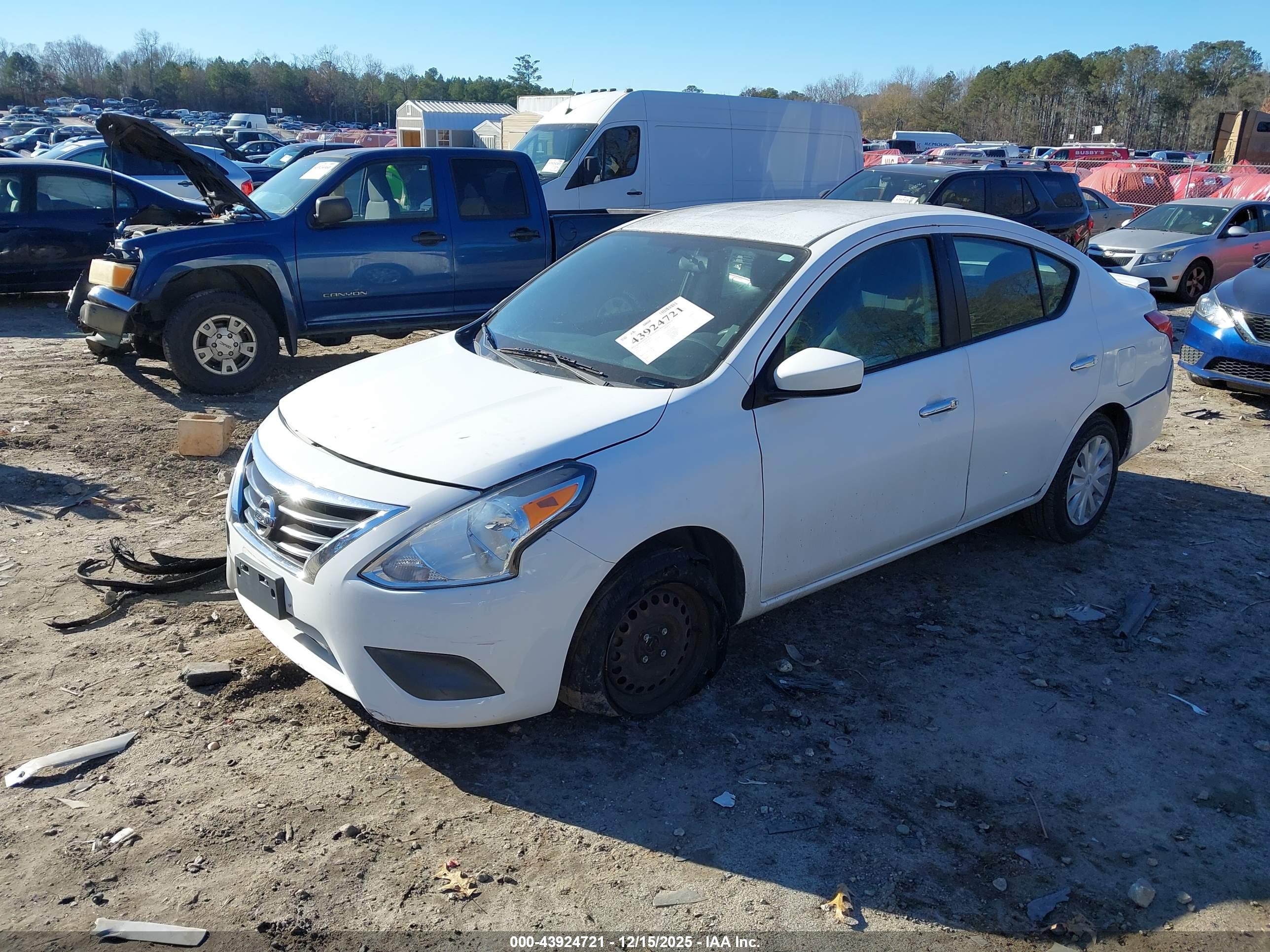 NISSAN VERSA image 2