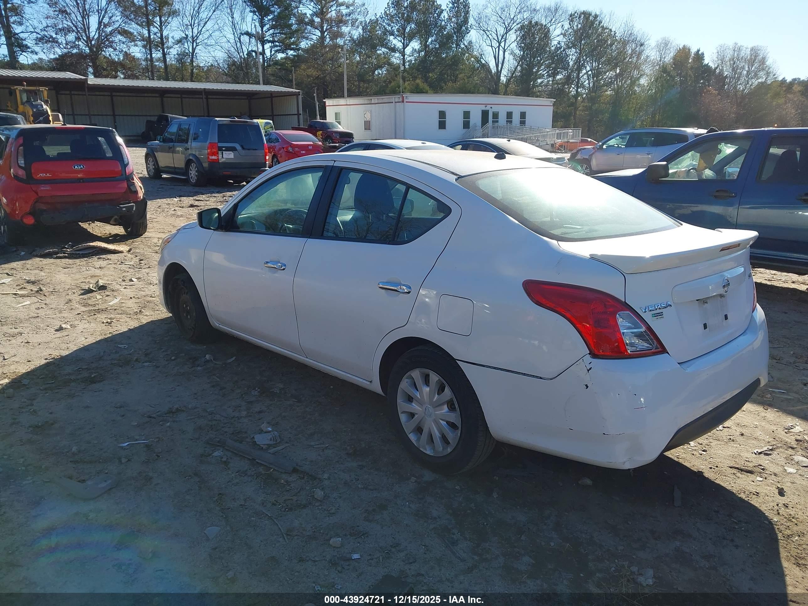 NISSAN VERSA image 3