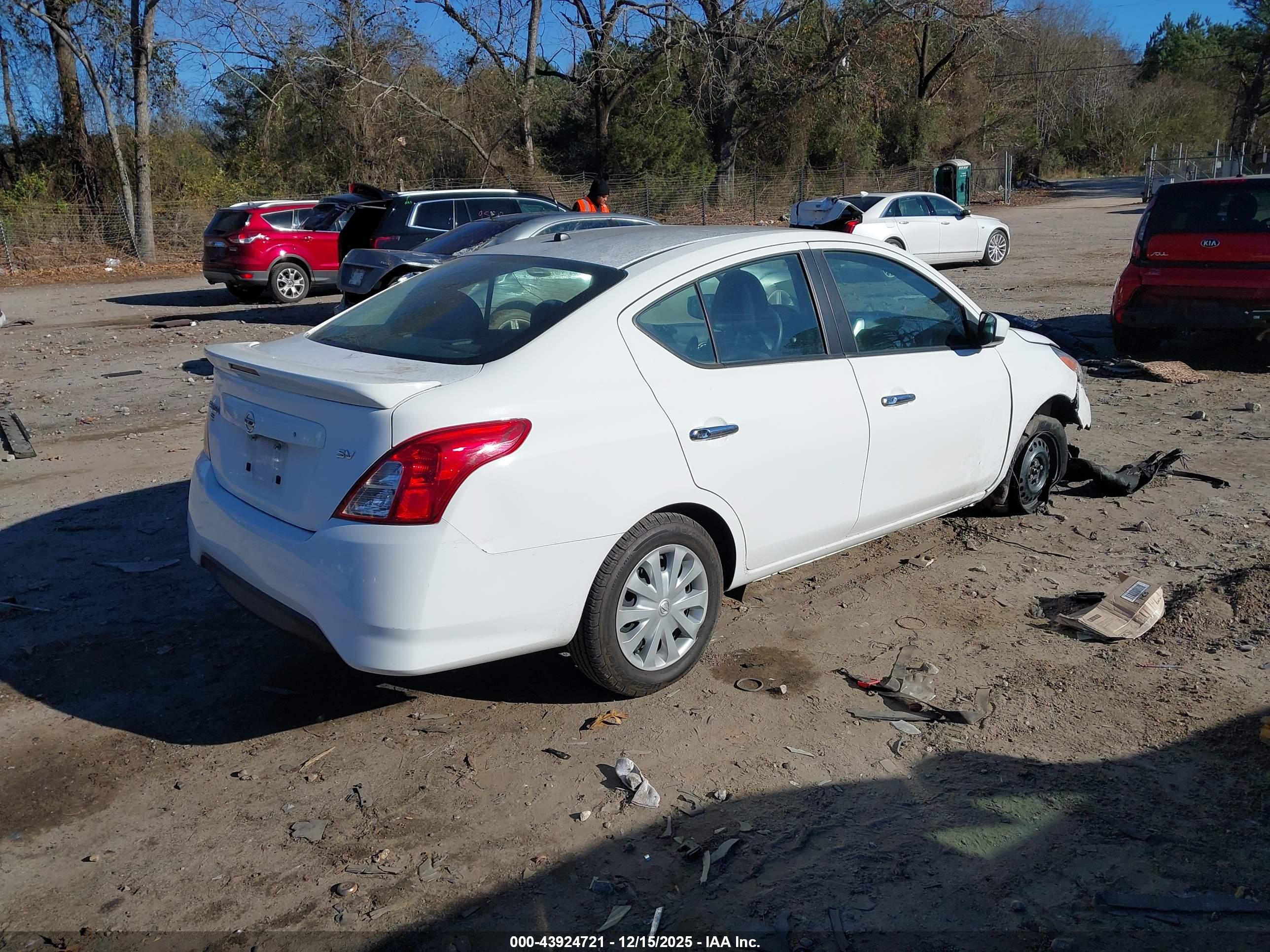 NISSAN VERSA image 4