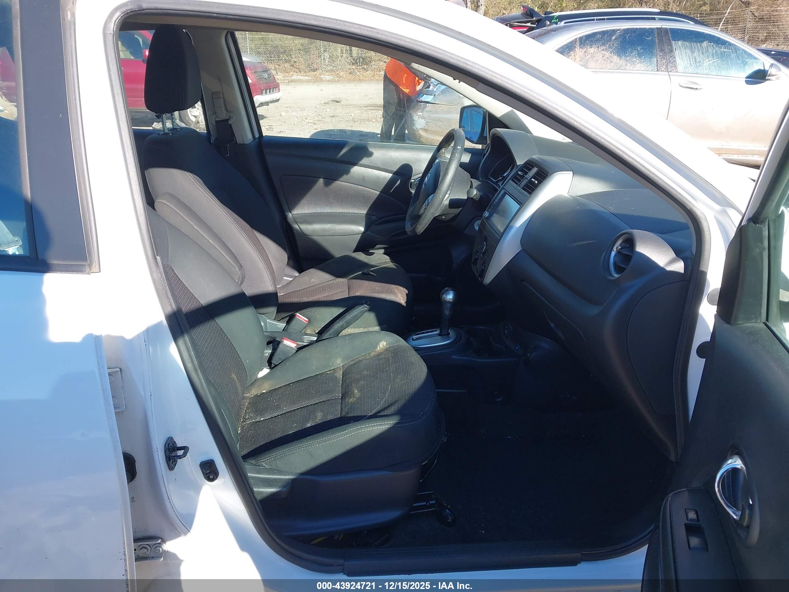 NISSAN VERSA image 5