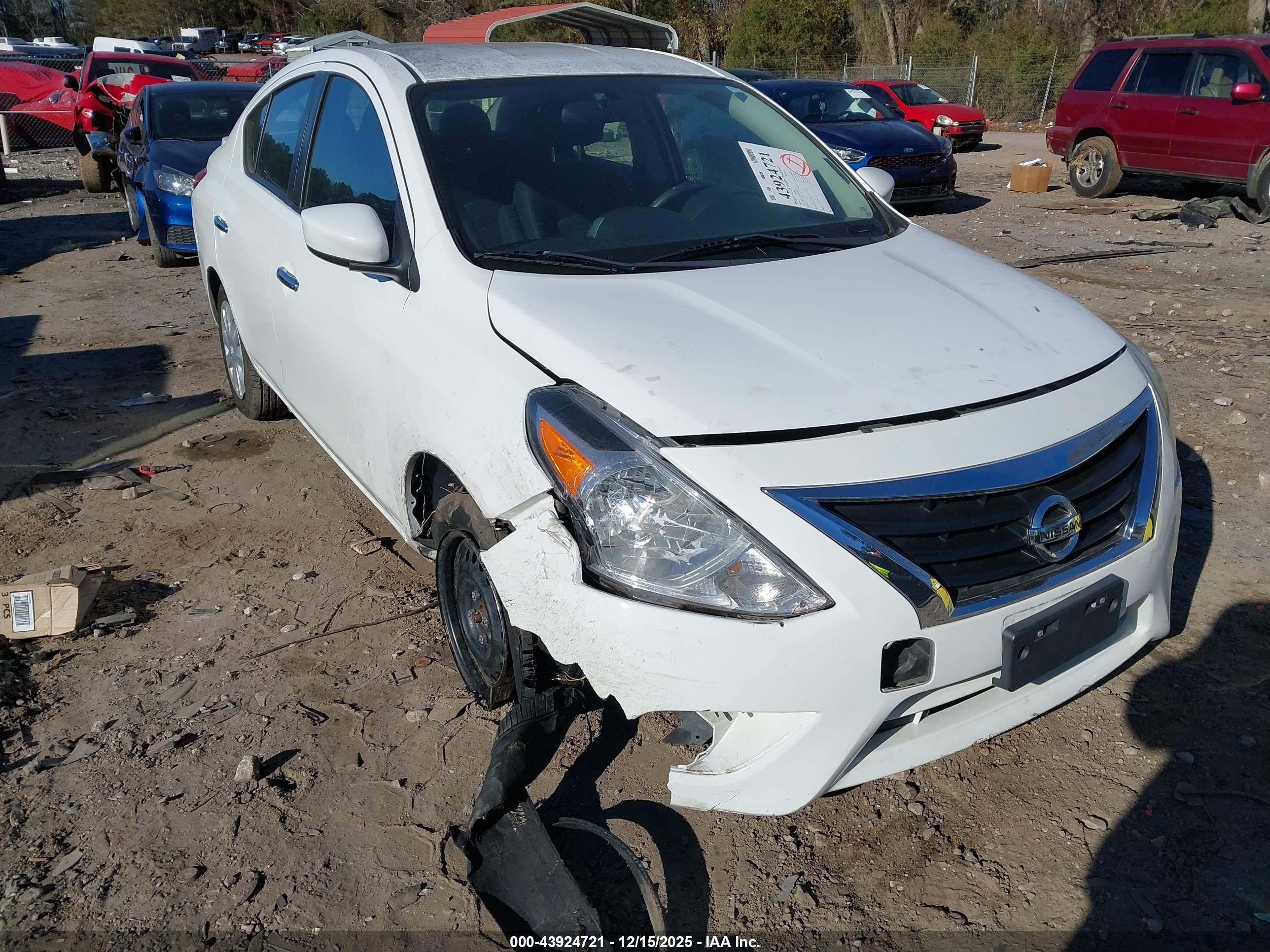 NISSAN VERSA image 6