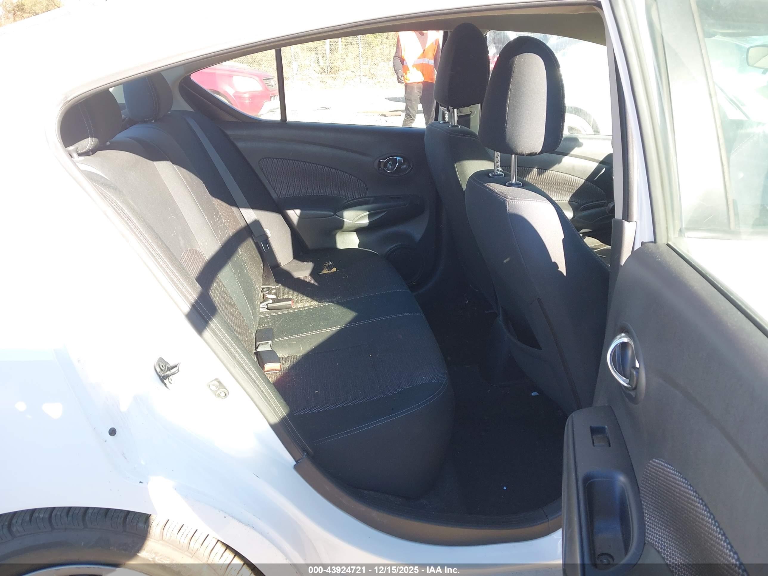 NISSAN VERSA image 8
