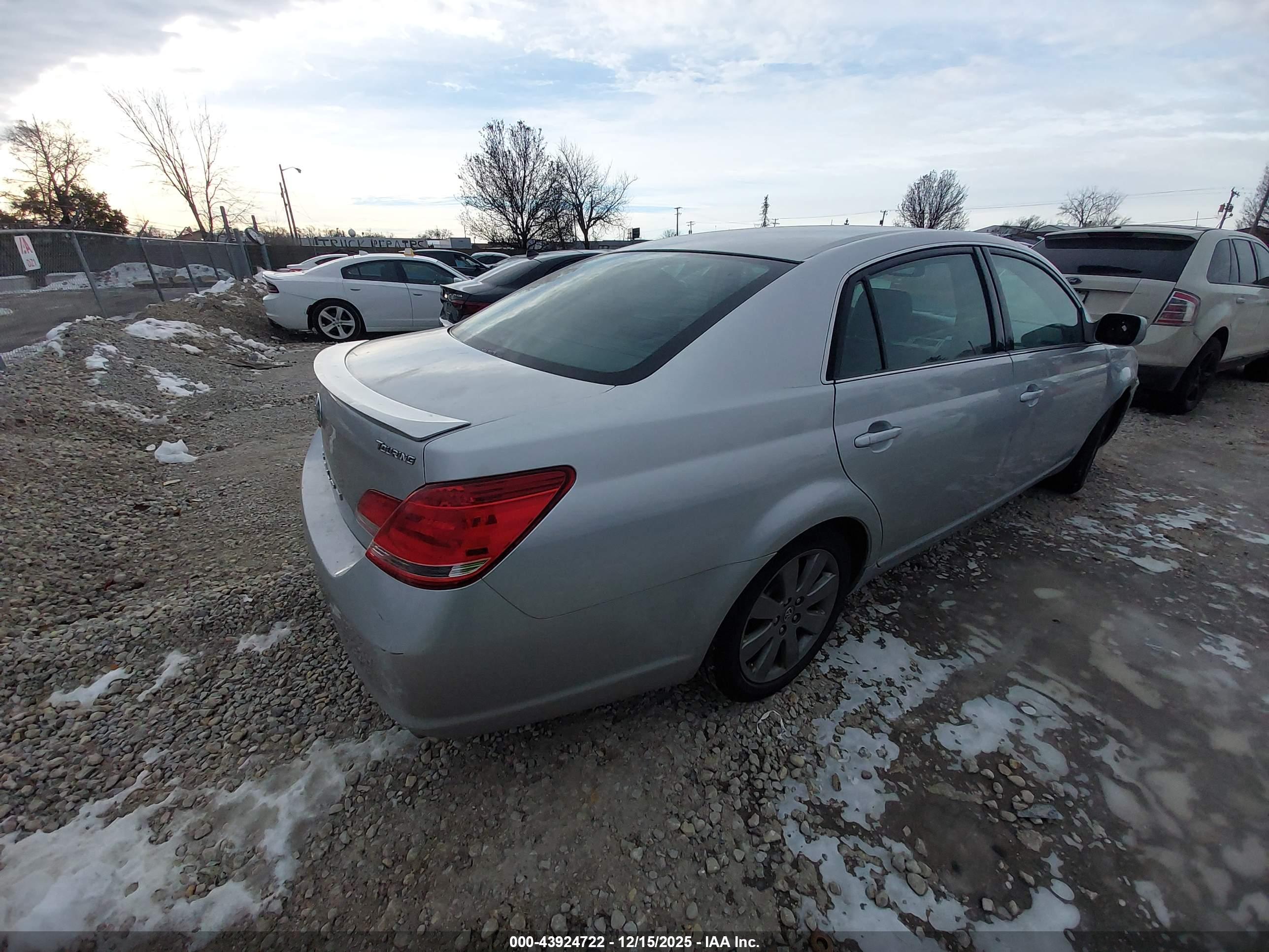 TOYOTA AVALON image 4